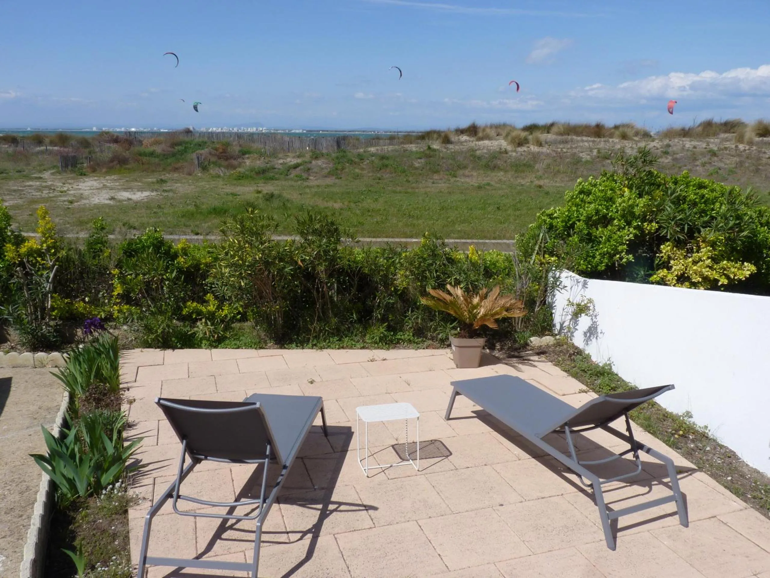 Sol-y-Days Flamant, Superbe appartement en rez de jardin avec grande terrasse et jardinet, face a la mer