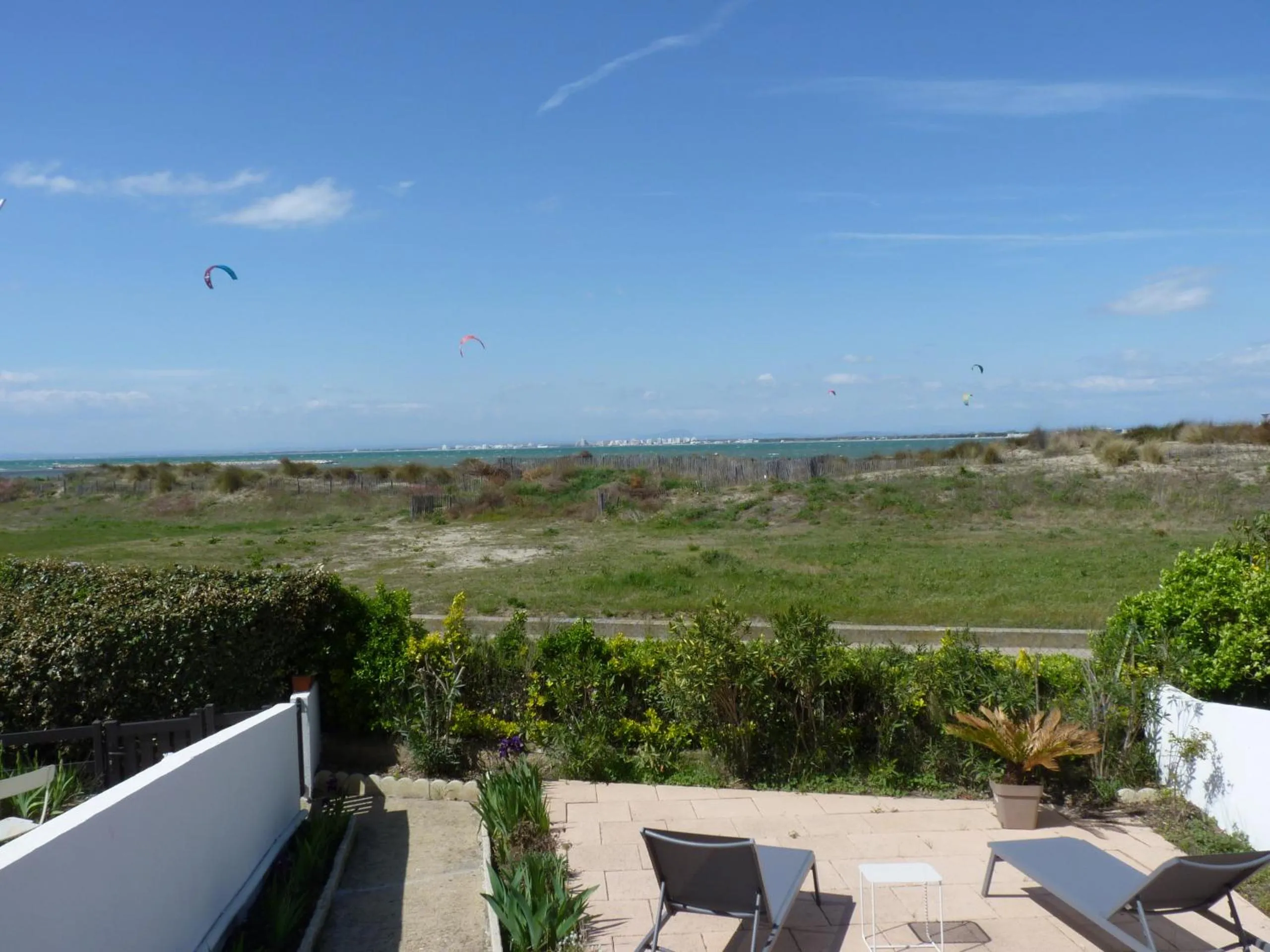 Sol-y-Days Flamant, Superbe appartement en rez de jardin avec grande terrasse et jardinet, face a la mer