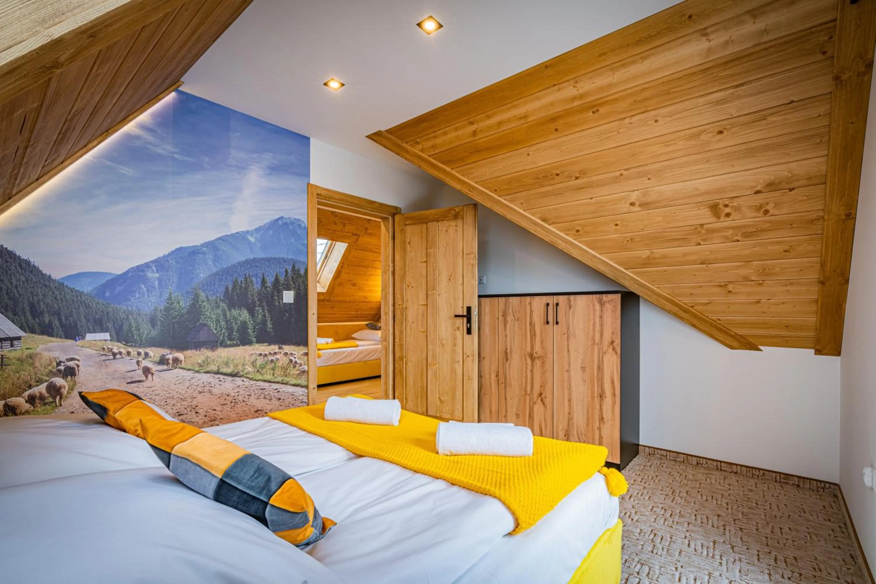 Bed in Dworek nad Jałowcami z Jacuzzi