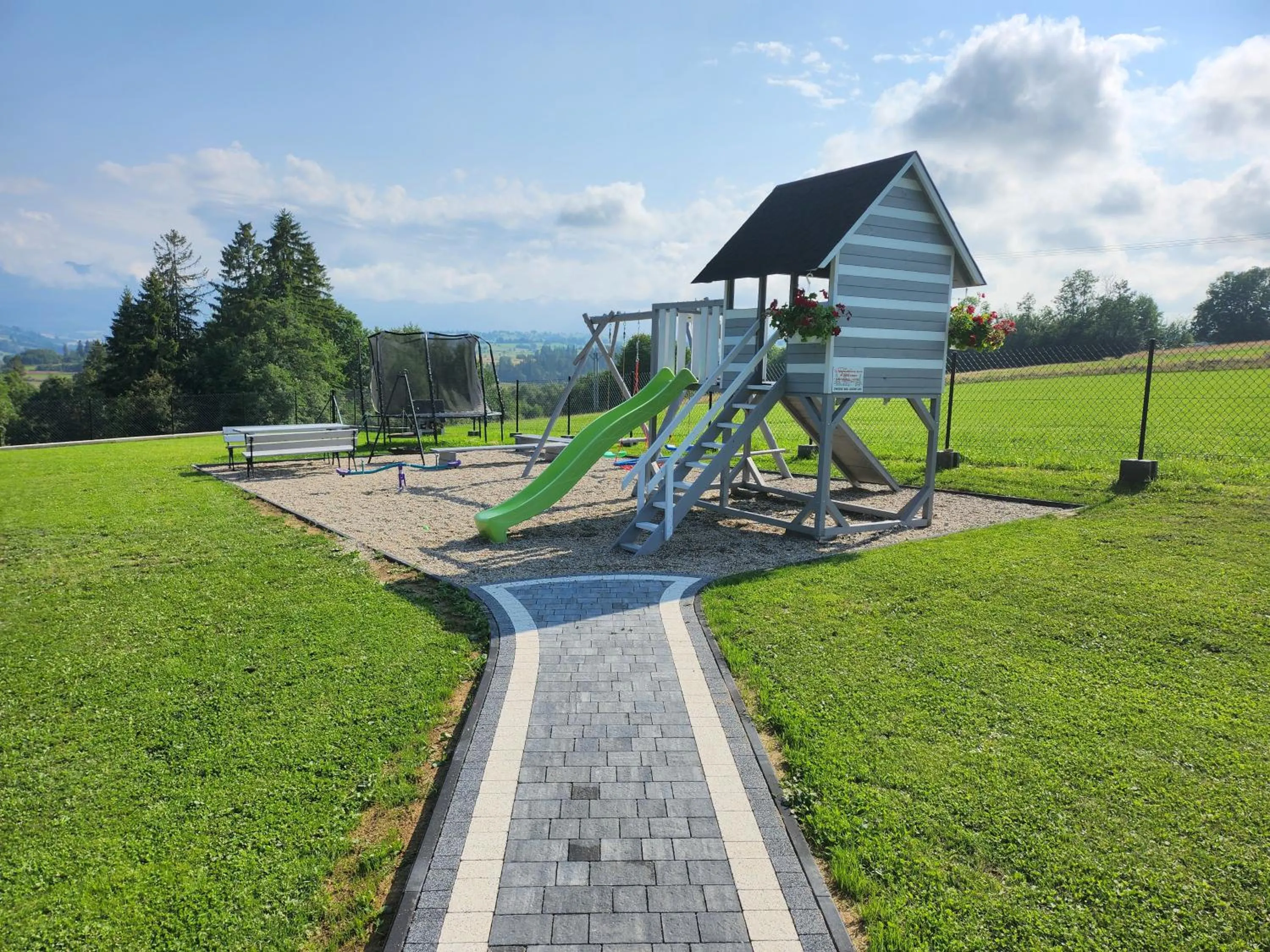 Children play ground in Dworek nad Jałowcami z Jacuzzi