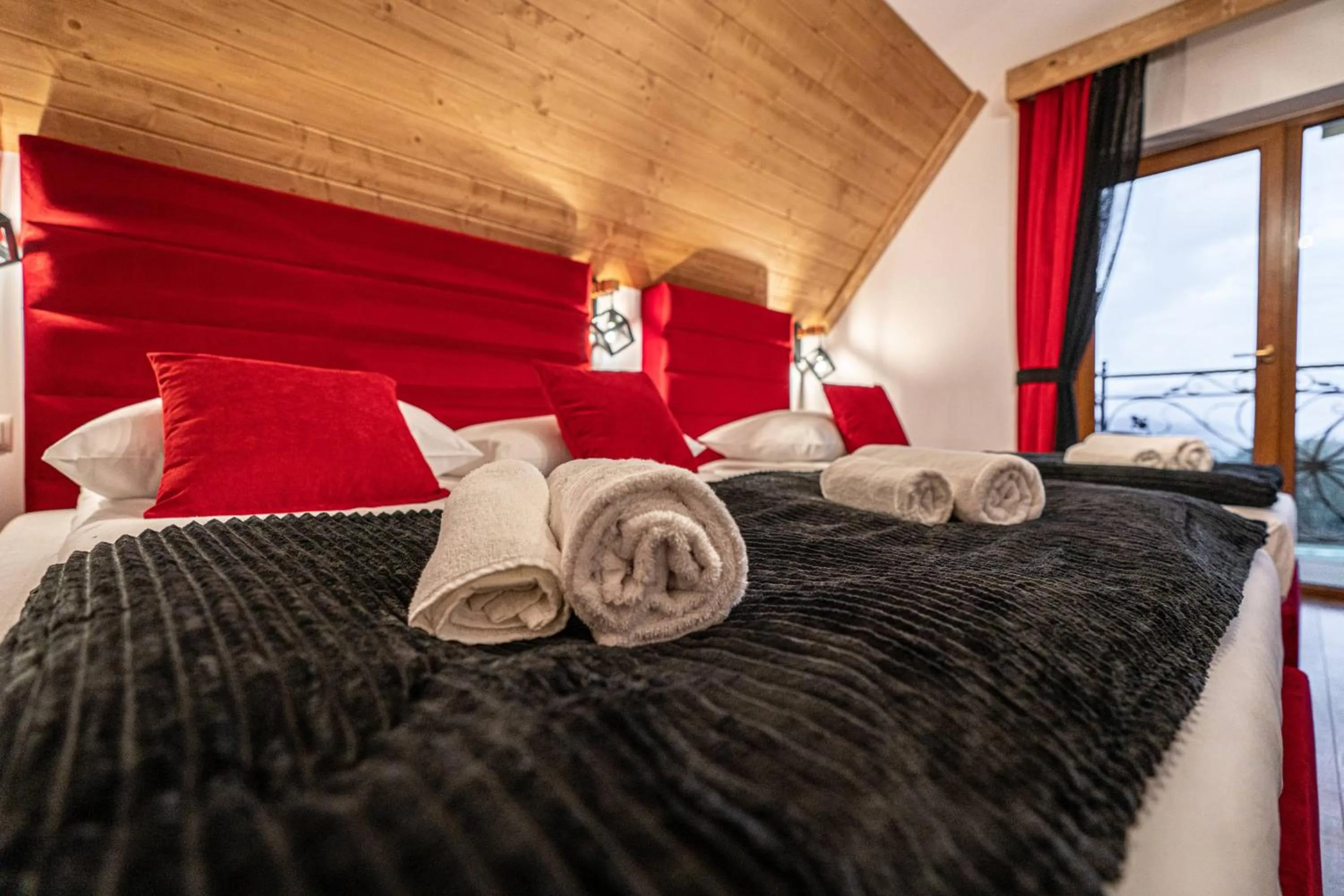 Bed in Dworek nad Jałowcami z Jacuzzi