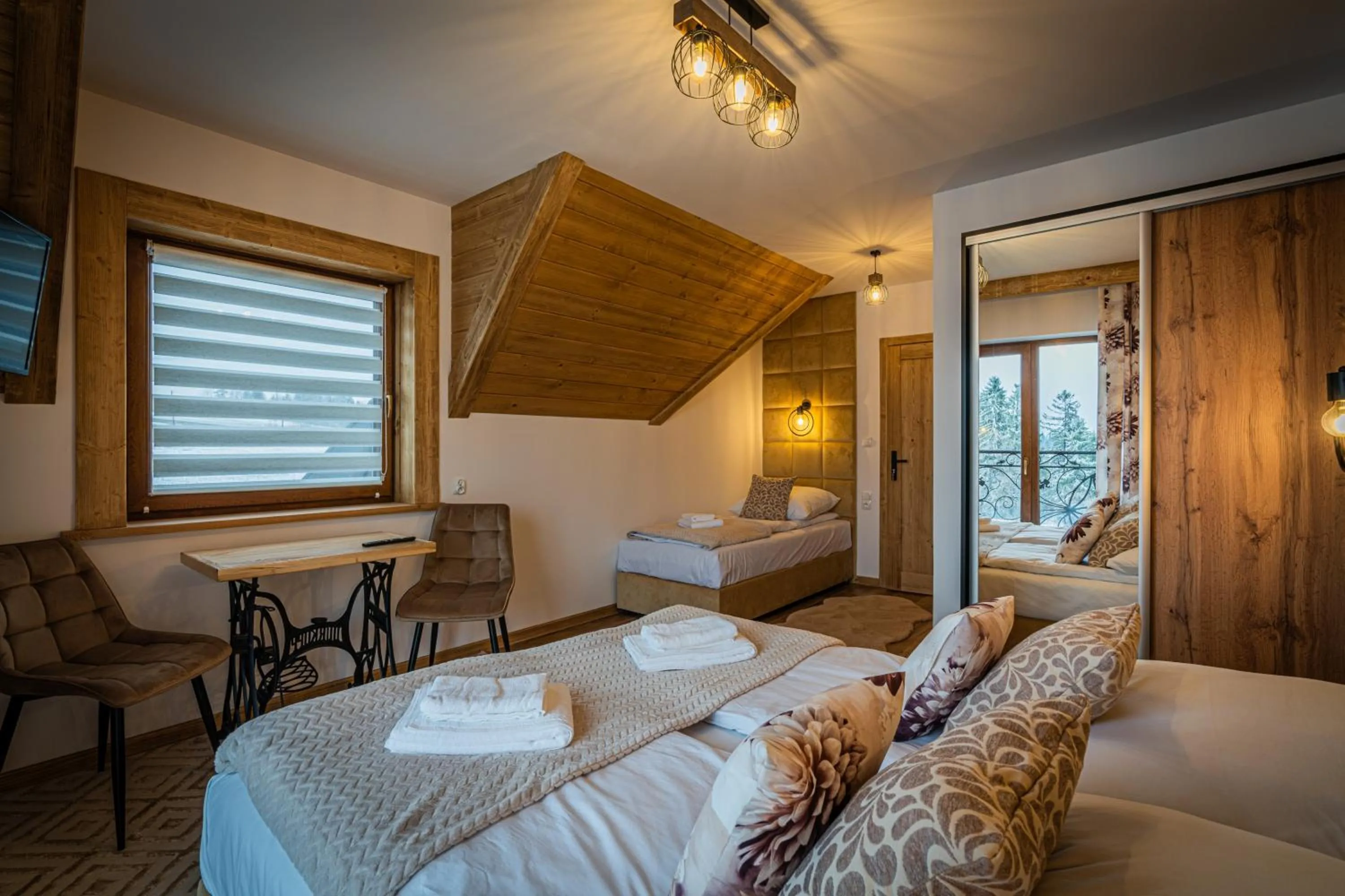 Bed in Dworek nad Jałowcami z Jacuzzi
