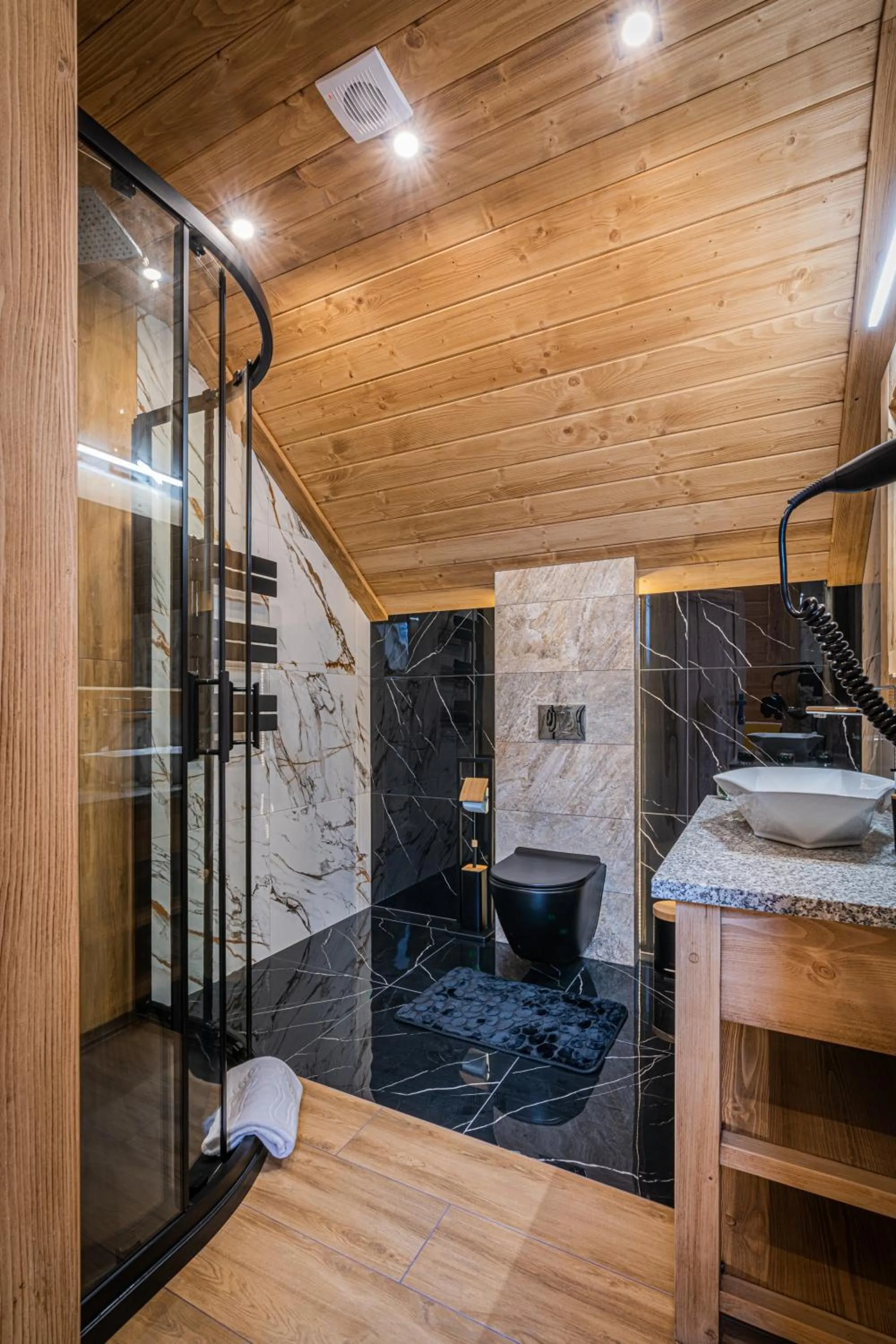 Shower in Dworek nad Jałowcami z Jacuzzi