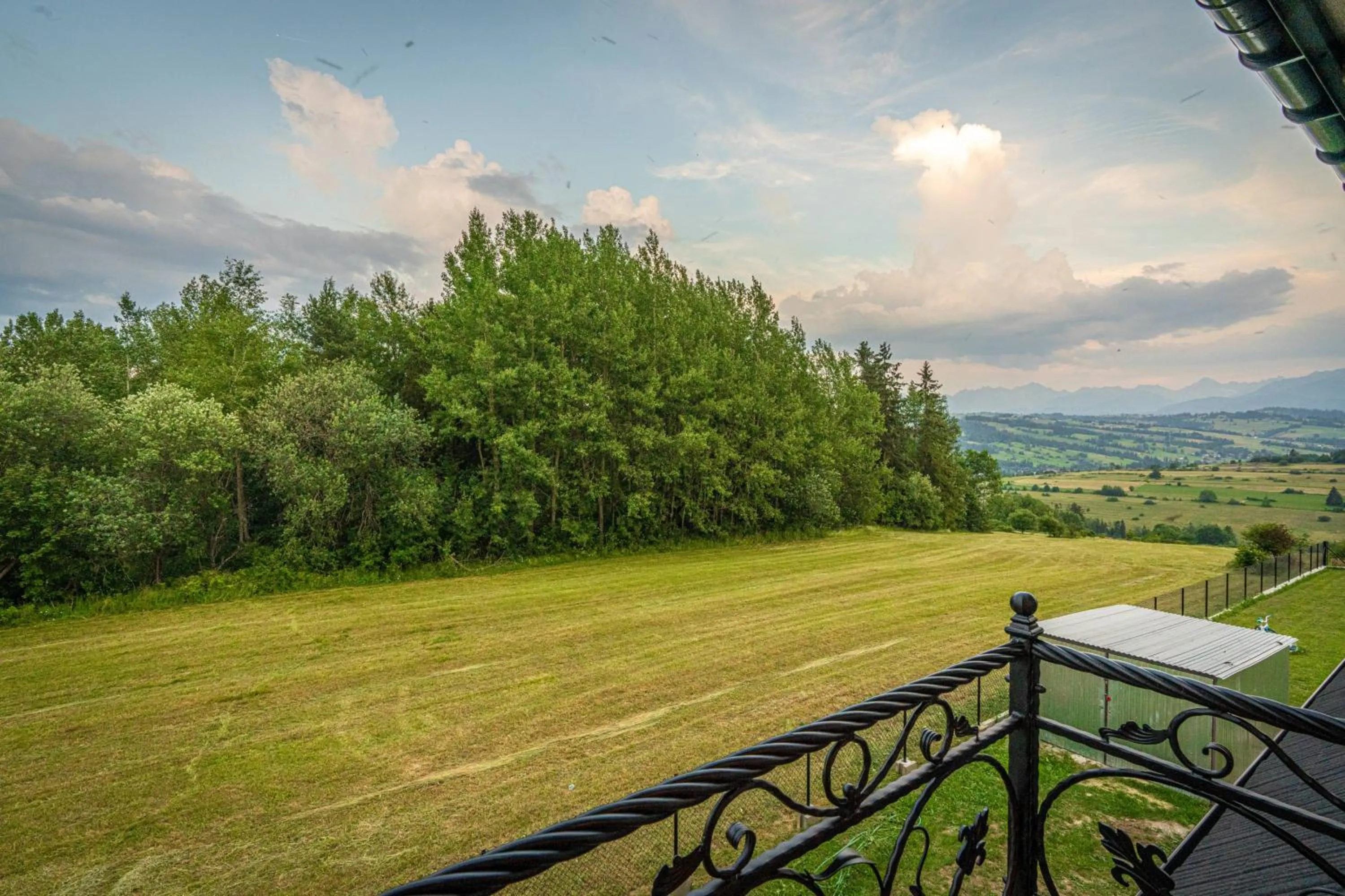Garden in Dworek nad Jałowcami z Jacuzzi