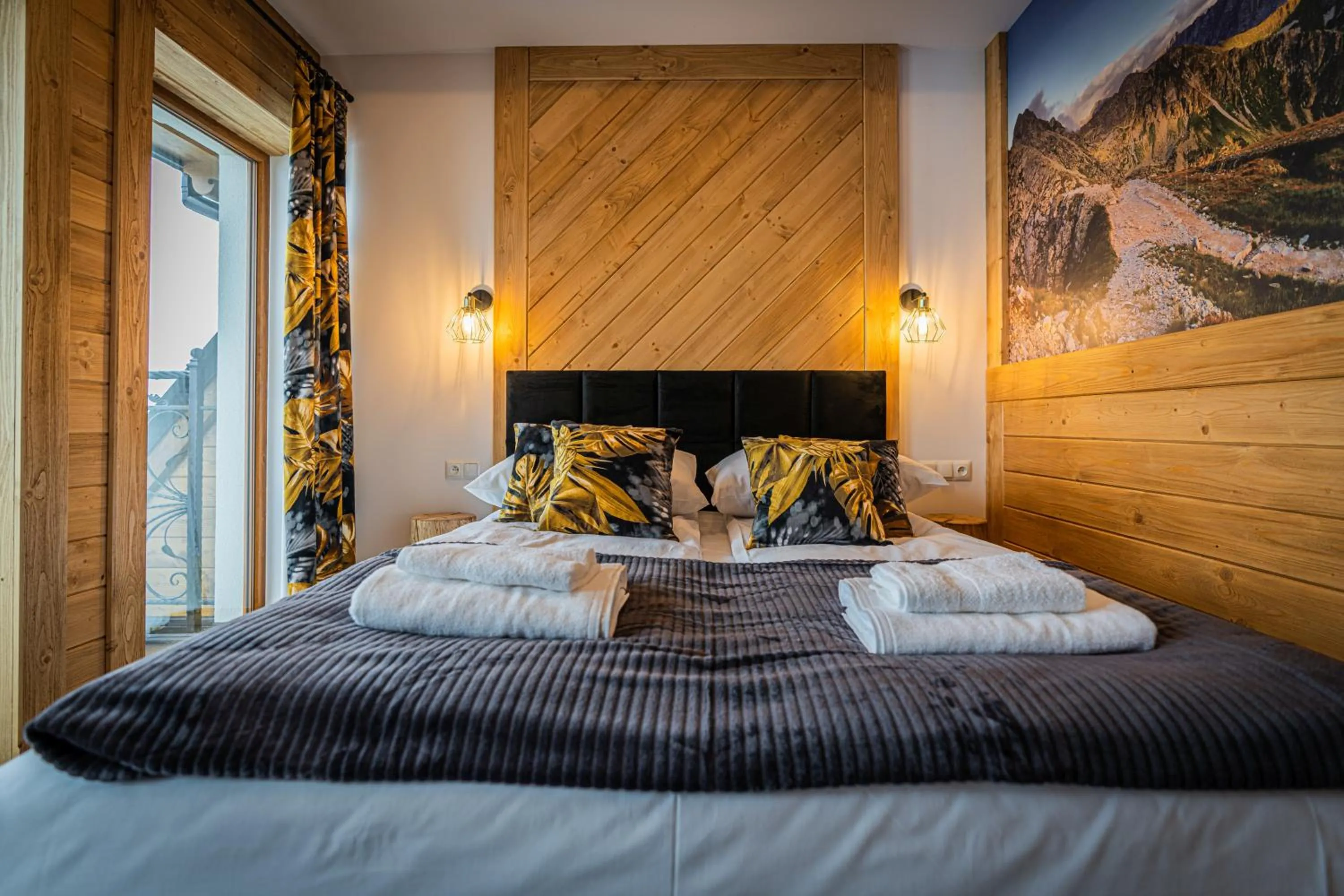 Bed in Dworek nad Jałowcami z Jacuzzi