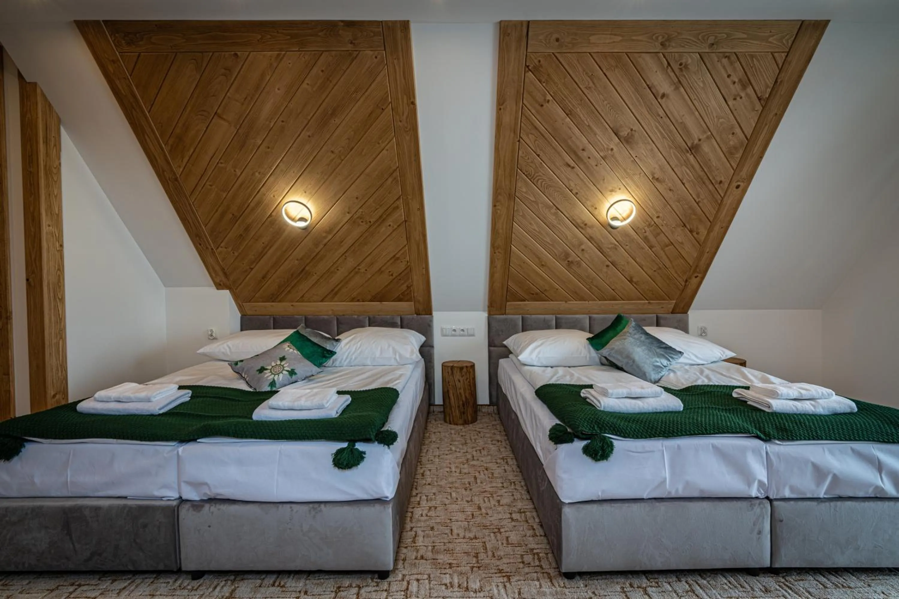 Bed in Dworek nad Jałowcami z Jacuzzi