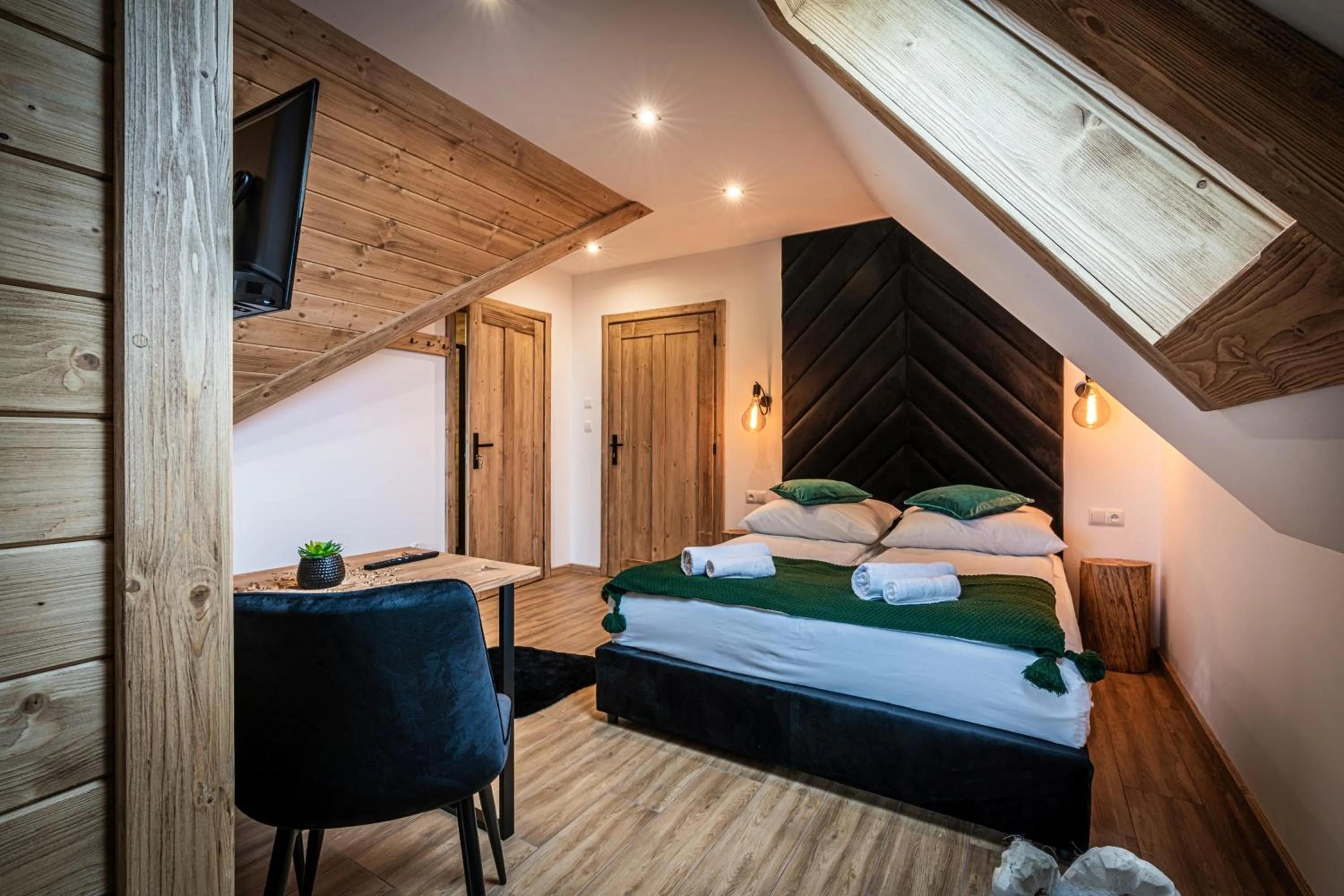 Bed in Dworek nad Jałowcami z Jacuzzi