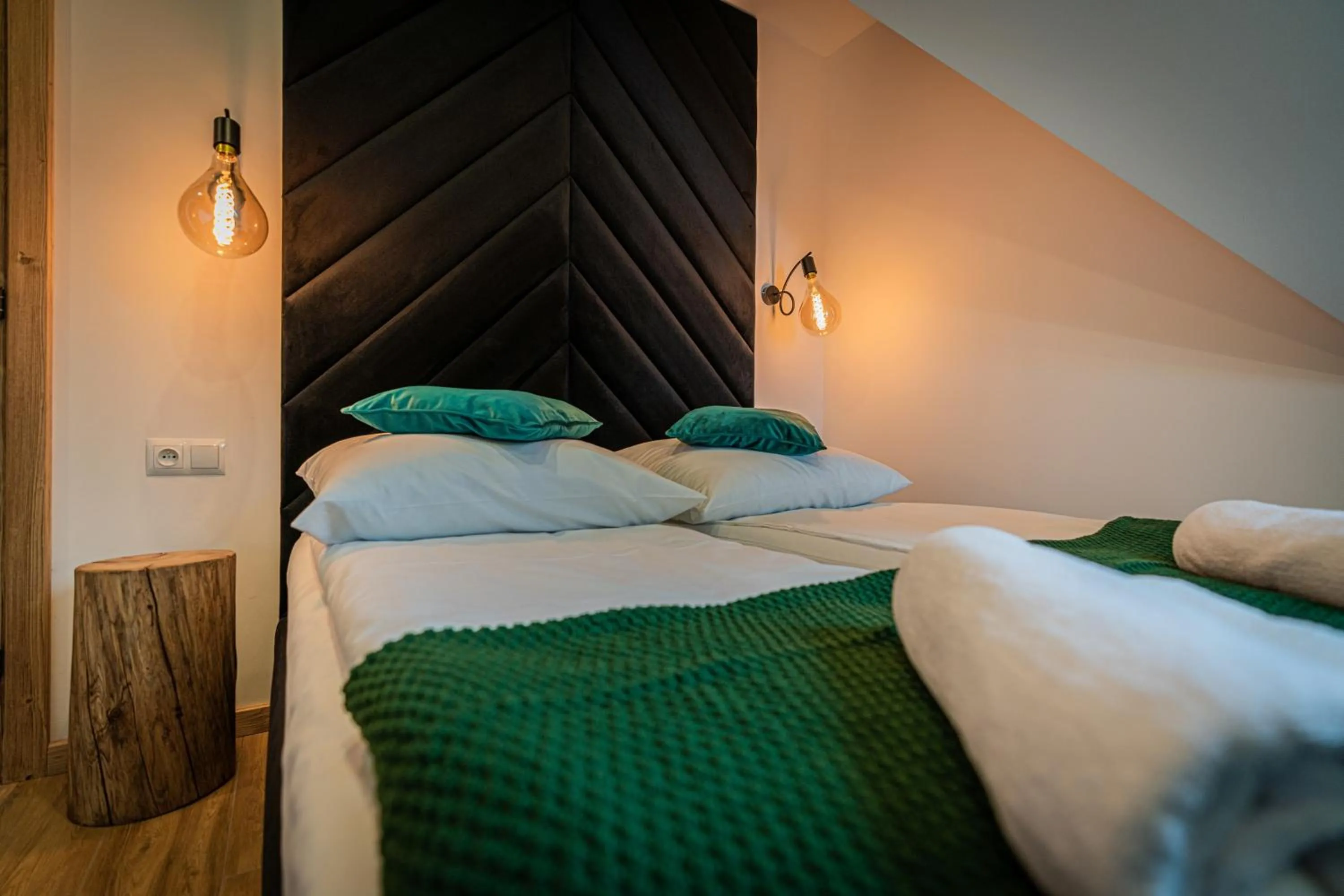 Bed in Dworek nad Jałowcami z Jacuzzi