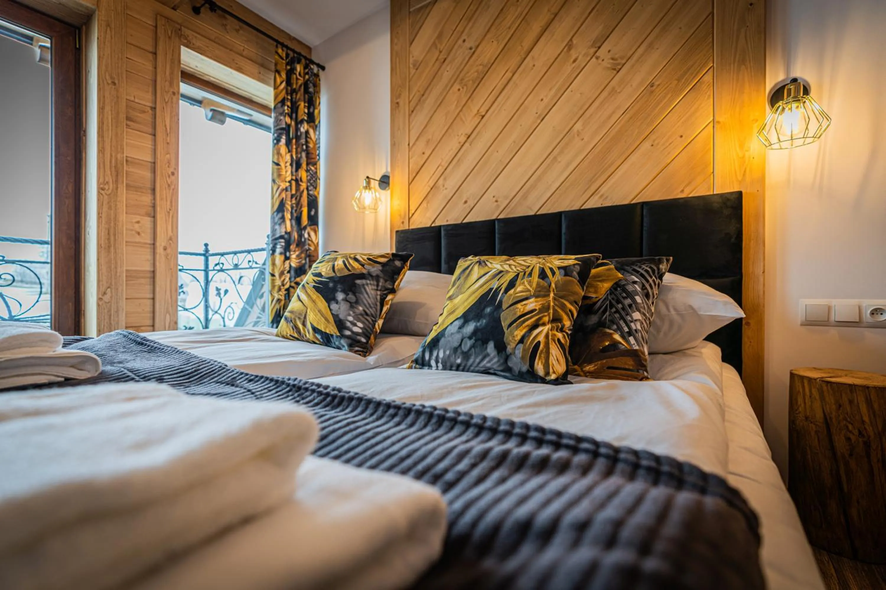 Bed in Dworek nad Jałowcami z Jacuzzi