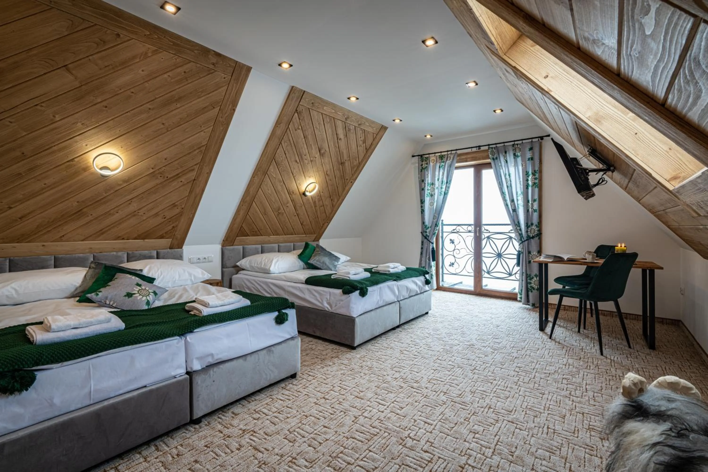 Bed in Dworek nad Jałowcami z Jacuzzi