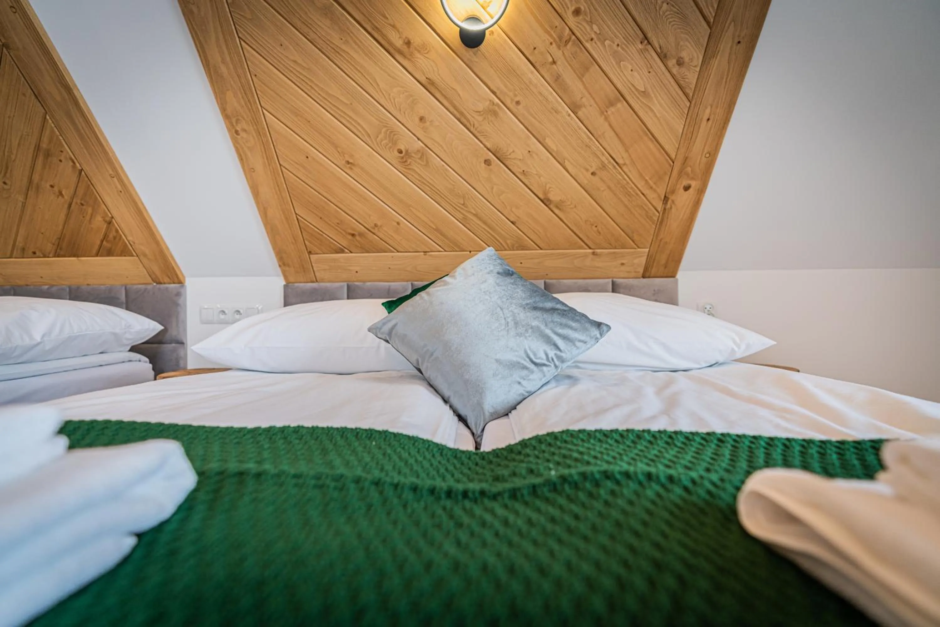 Bed in Dworek nad Jałowcami z Jacuzzi