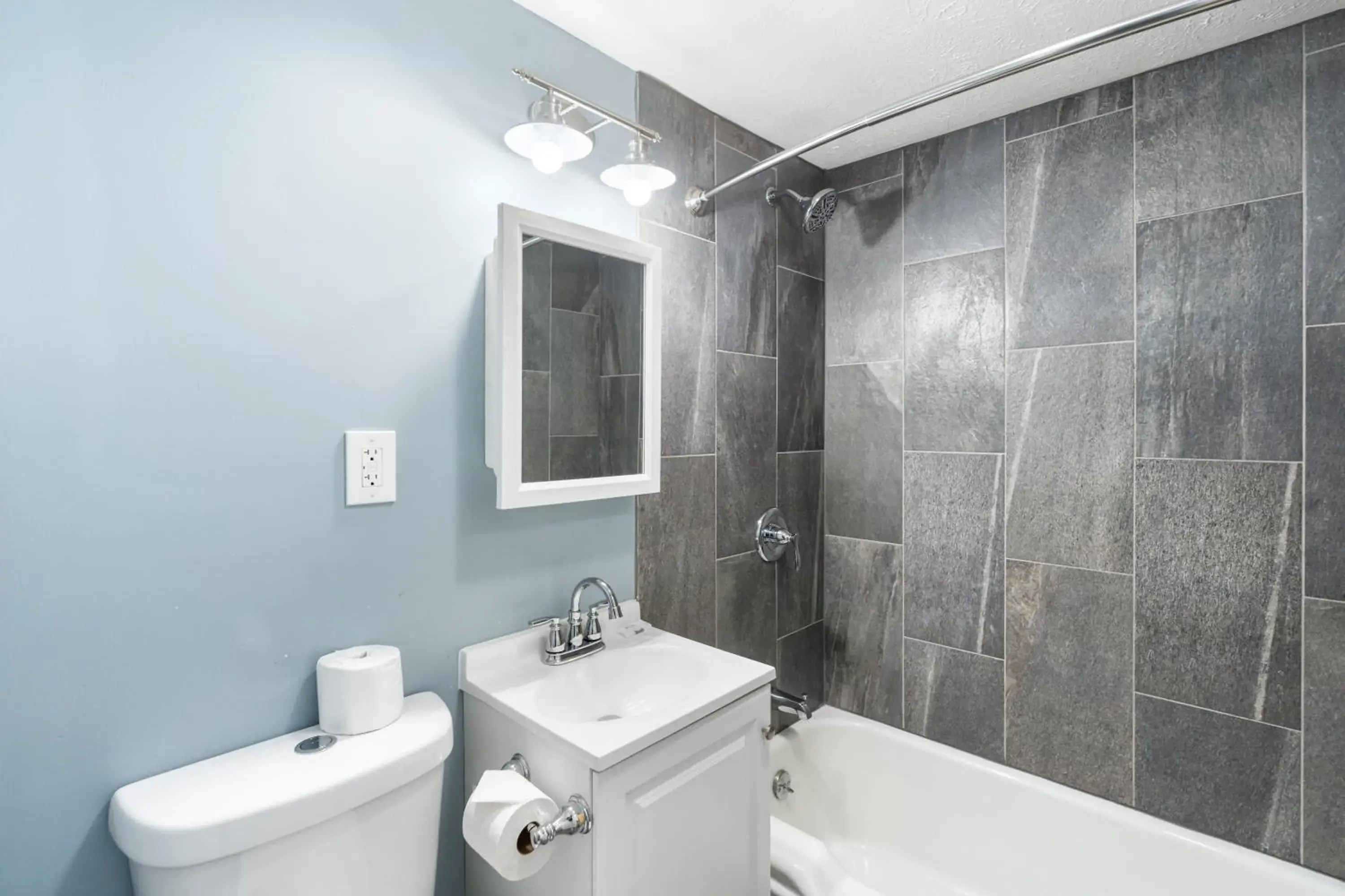 Budget Double Room in Broadway Inn Budget Double Room in Broadway Inn