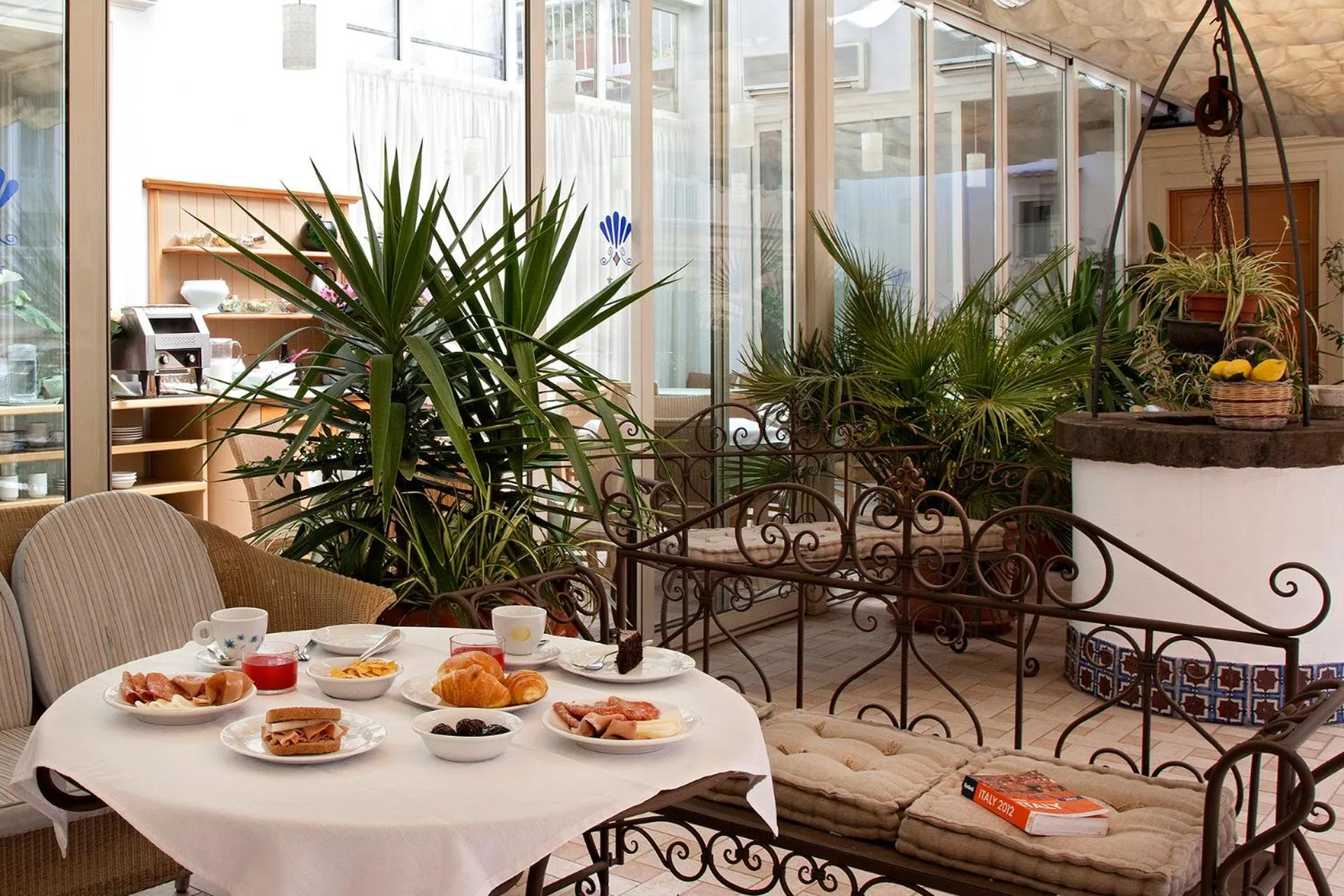 Restaurant/places to eat in Hotel Del Corso