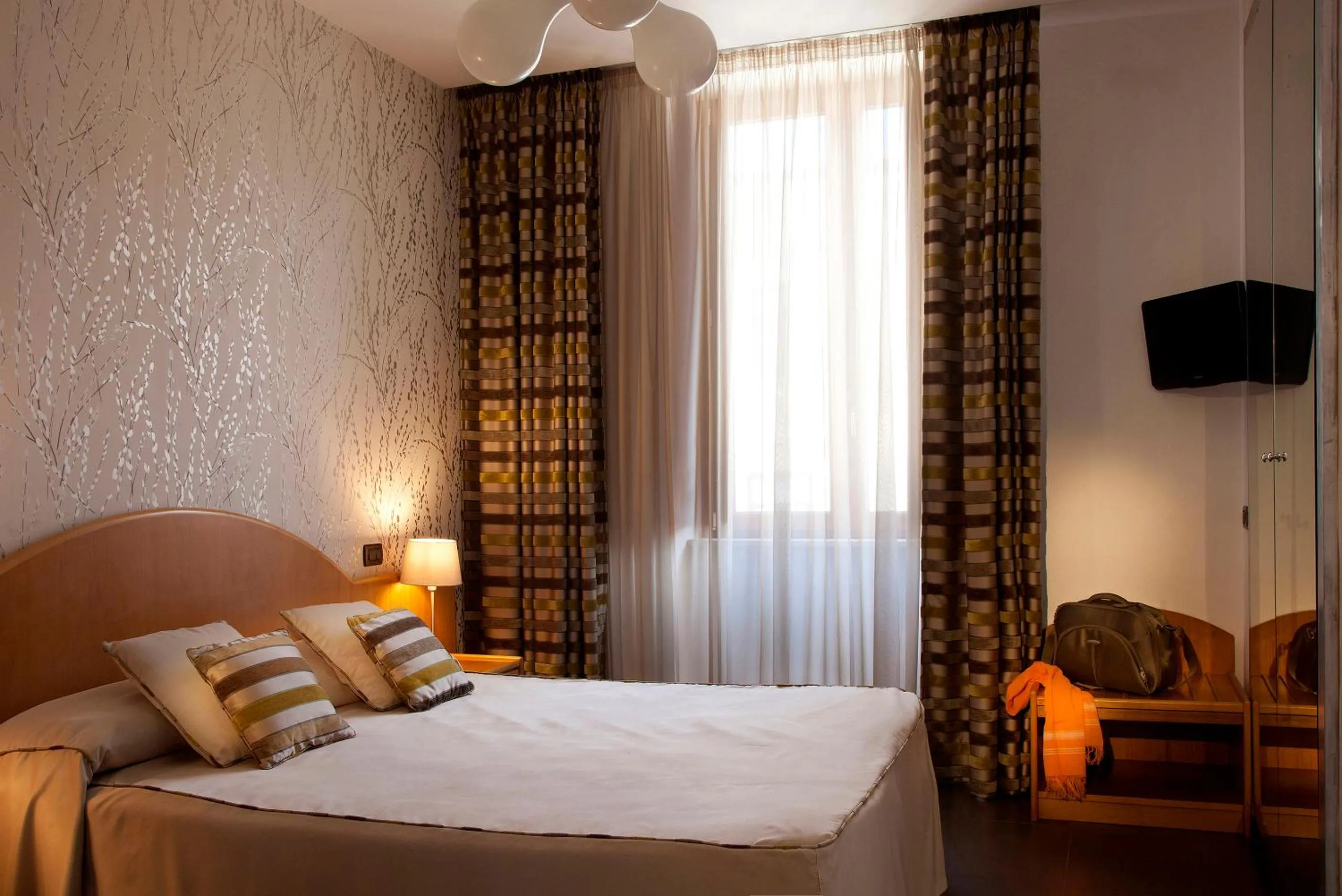 Photo of the whole room, Bed in Hotel Del Corso