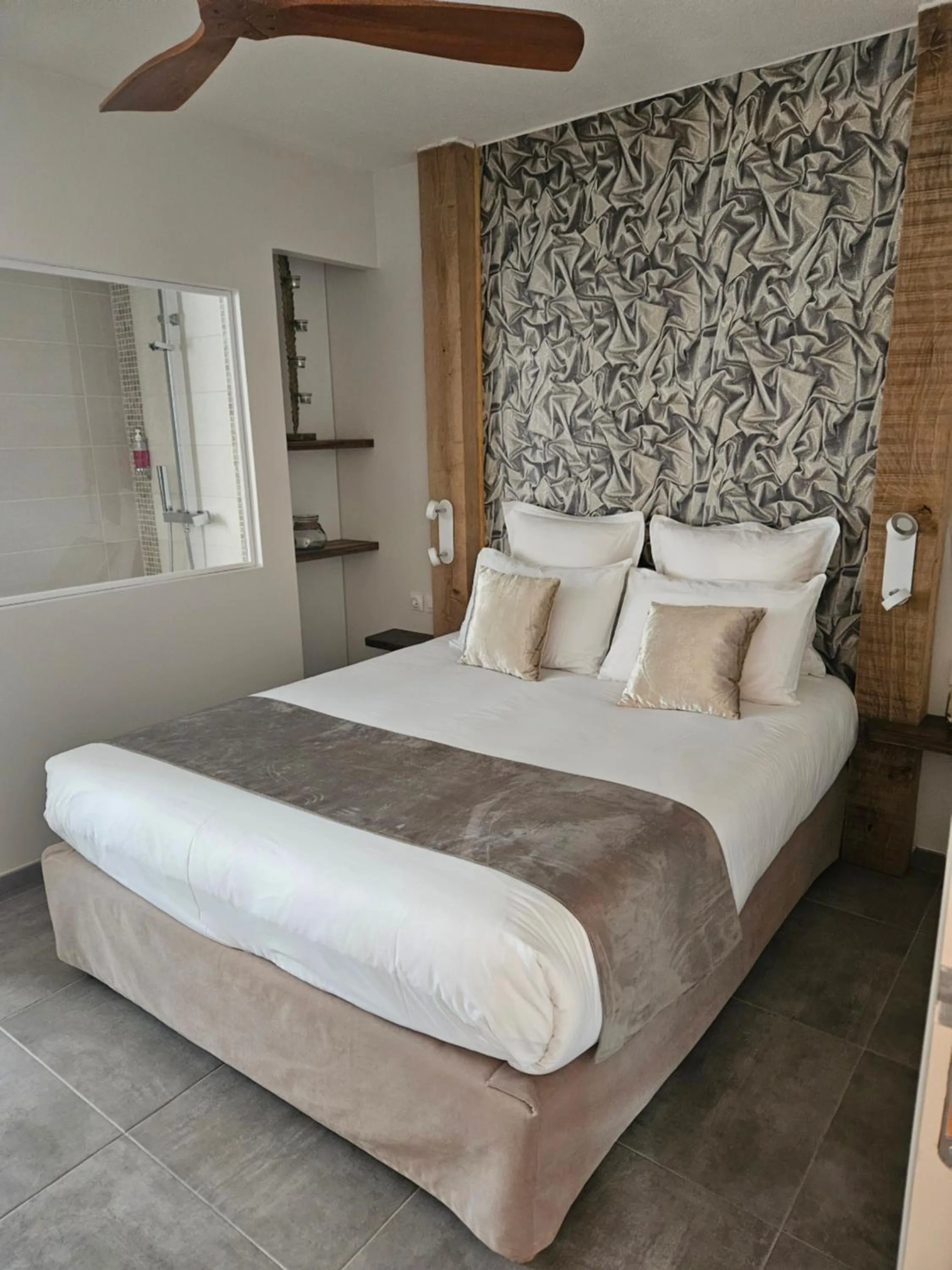 Bed in Les Secrets du Défends