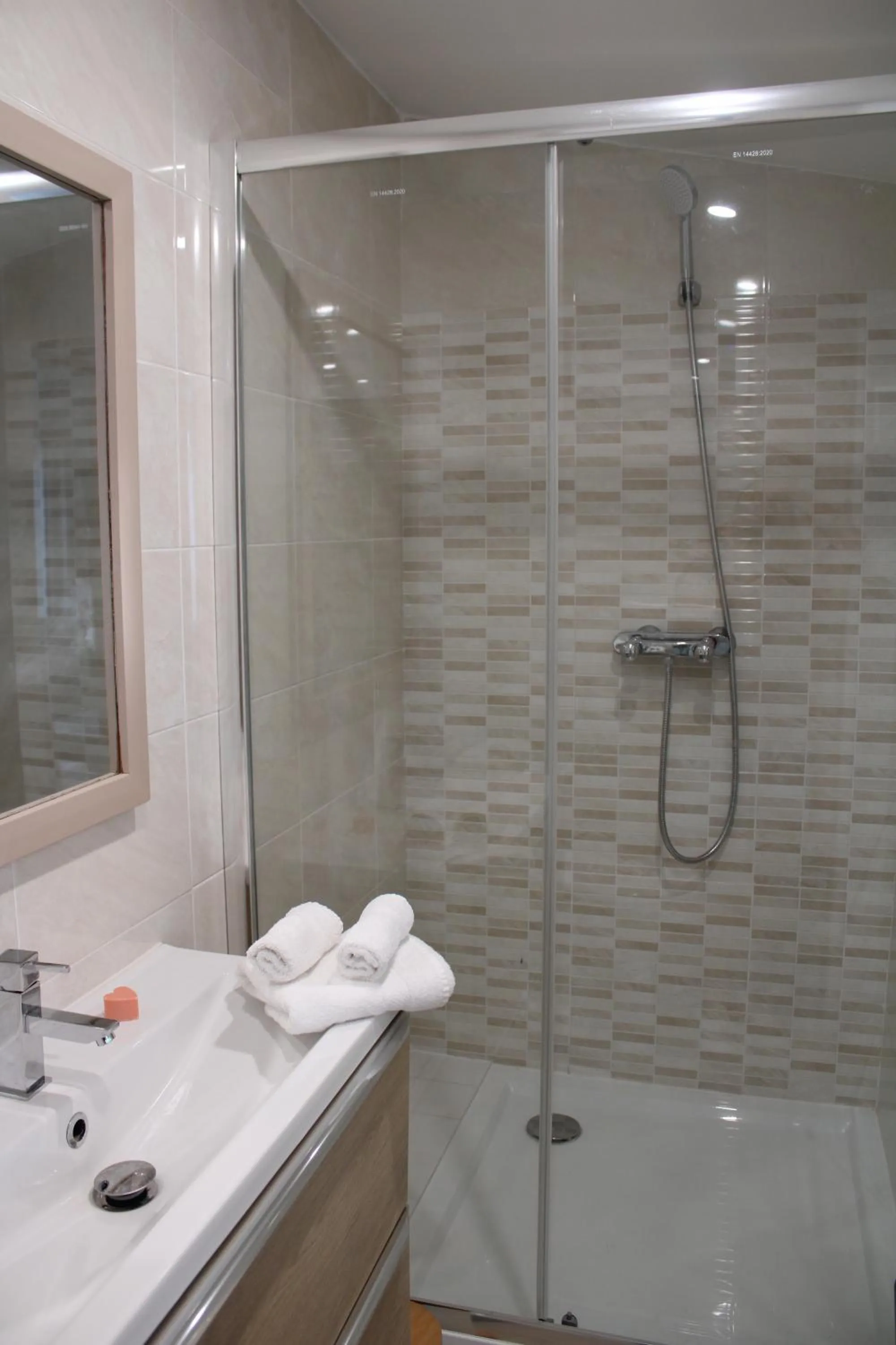 Shower in Les Secrets du Défends