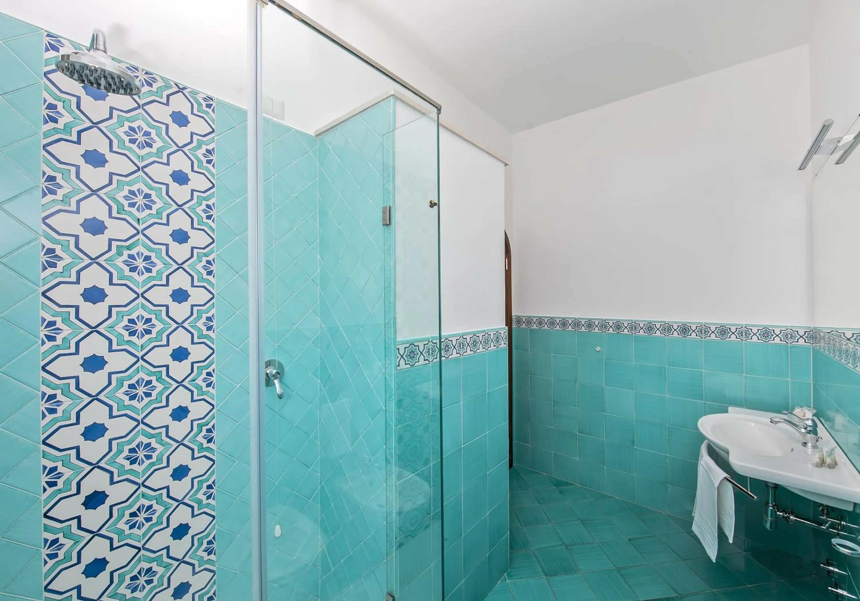 Shower in Hotel Pupetto