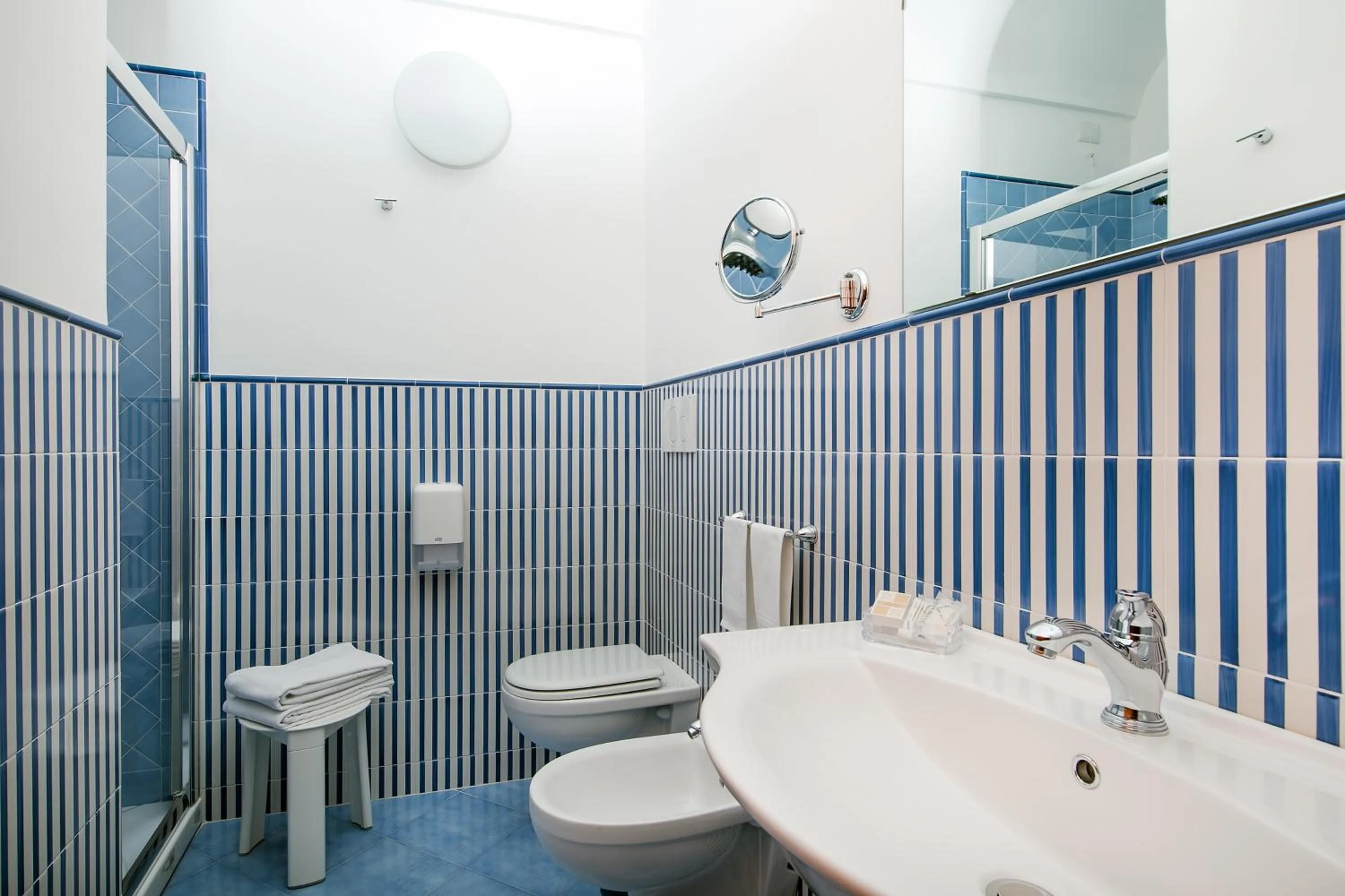 Shower in Hotel Pupetto