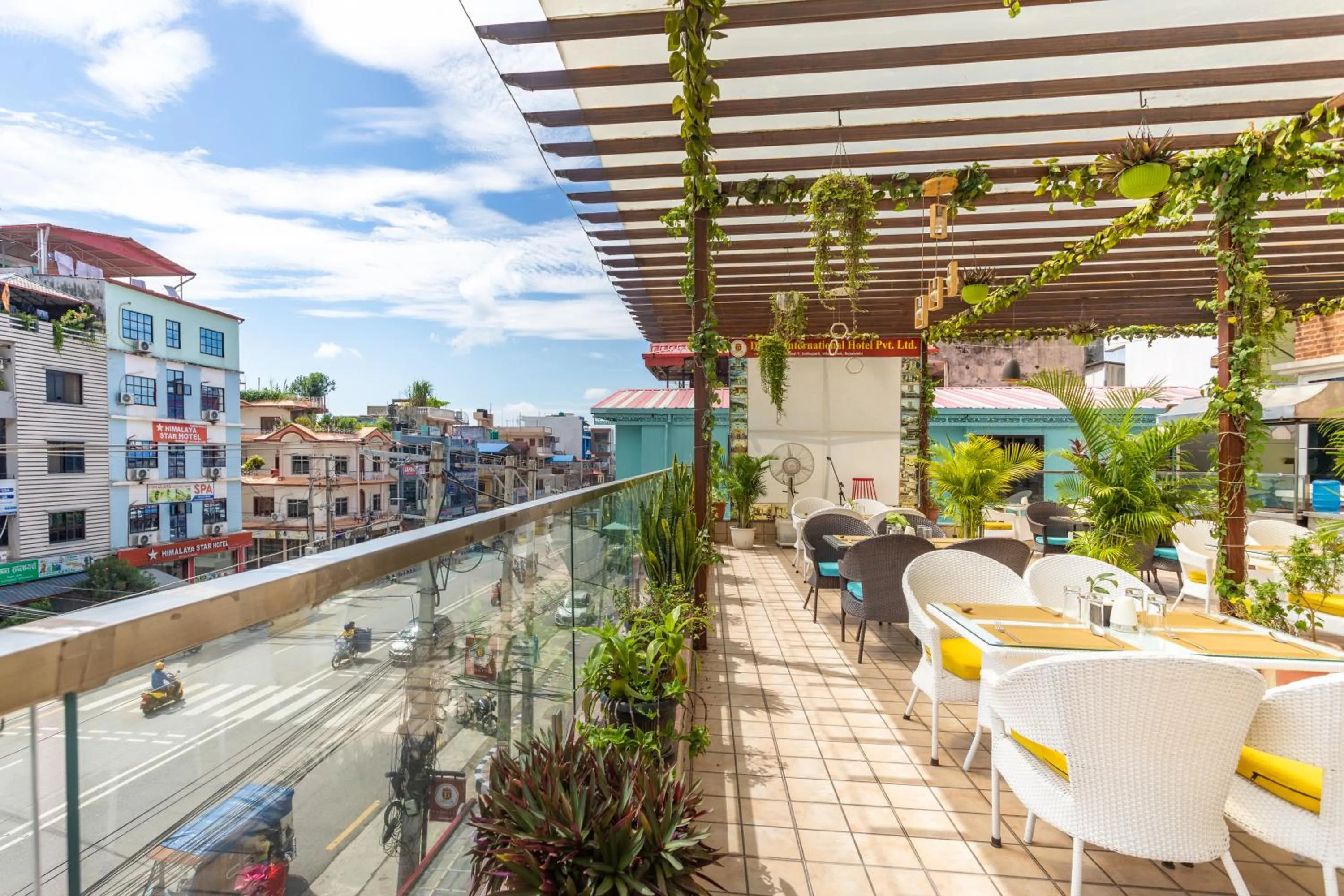 Restaurant/places to eat in Dream International Hotel