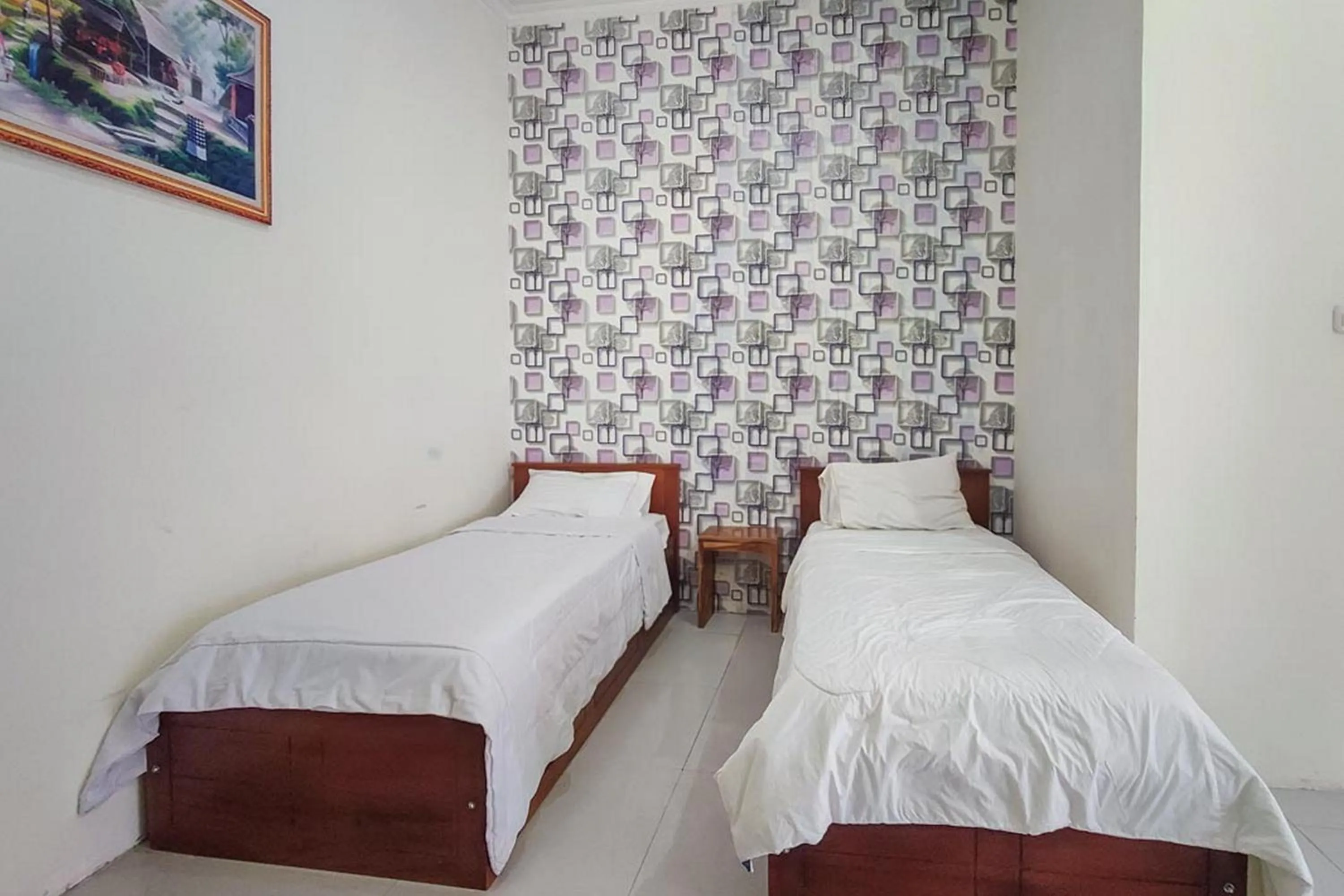 Bedroom in RedDoorz at Tanakatto Homestay Waikabubak