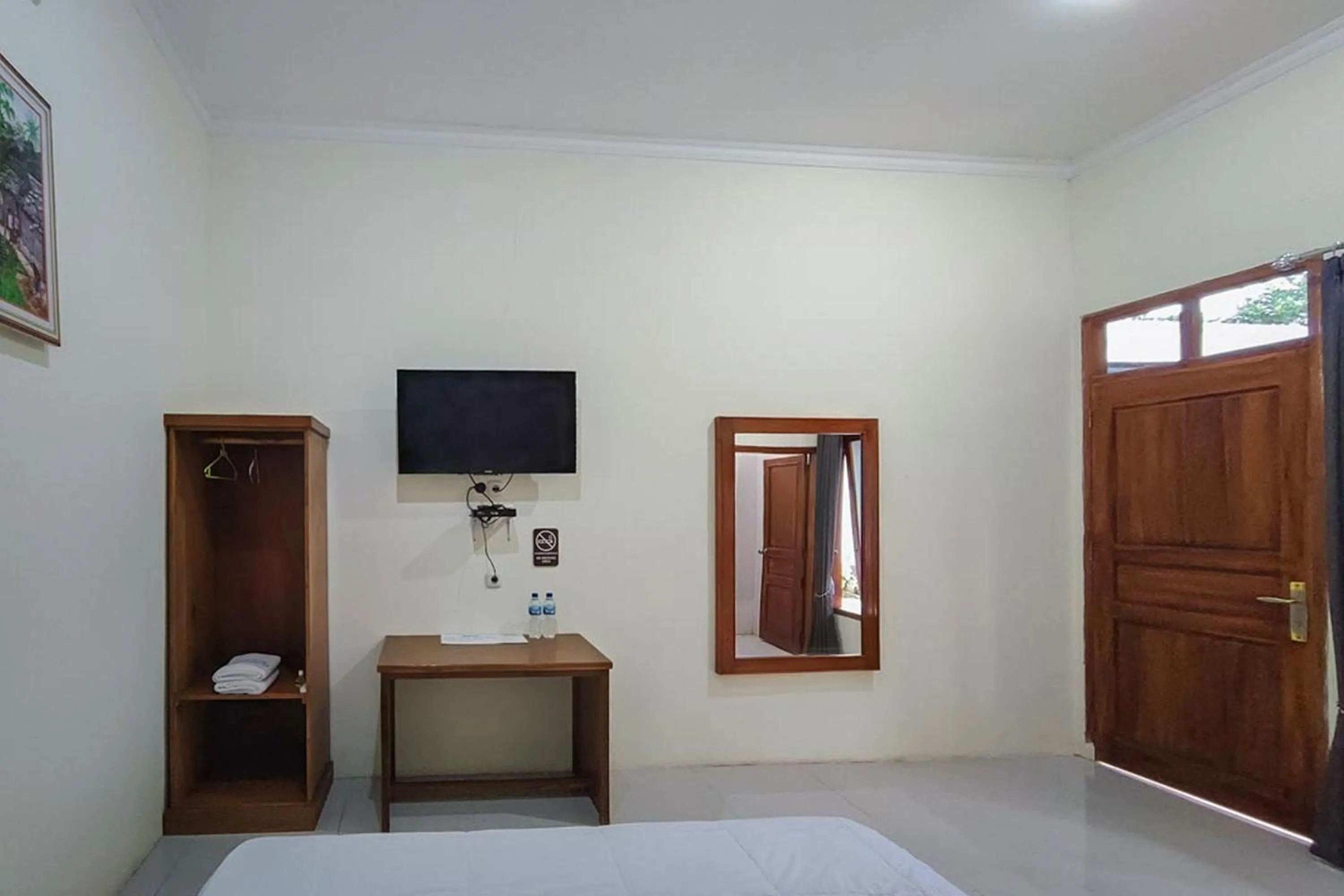 TV and multimedia in RedDoorz at Tanakatto Homestay Waikabubak