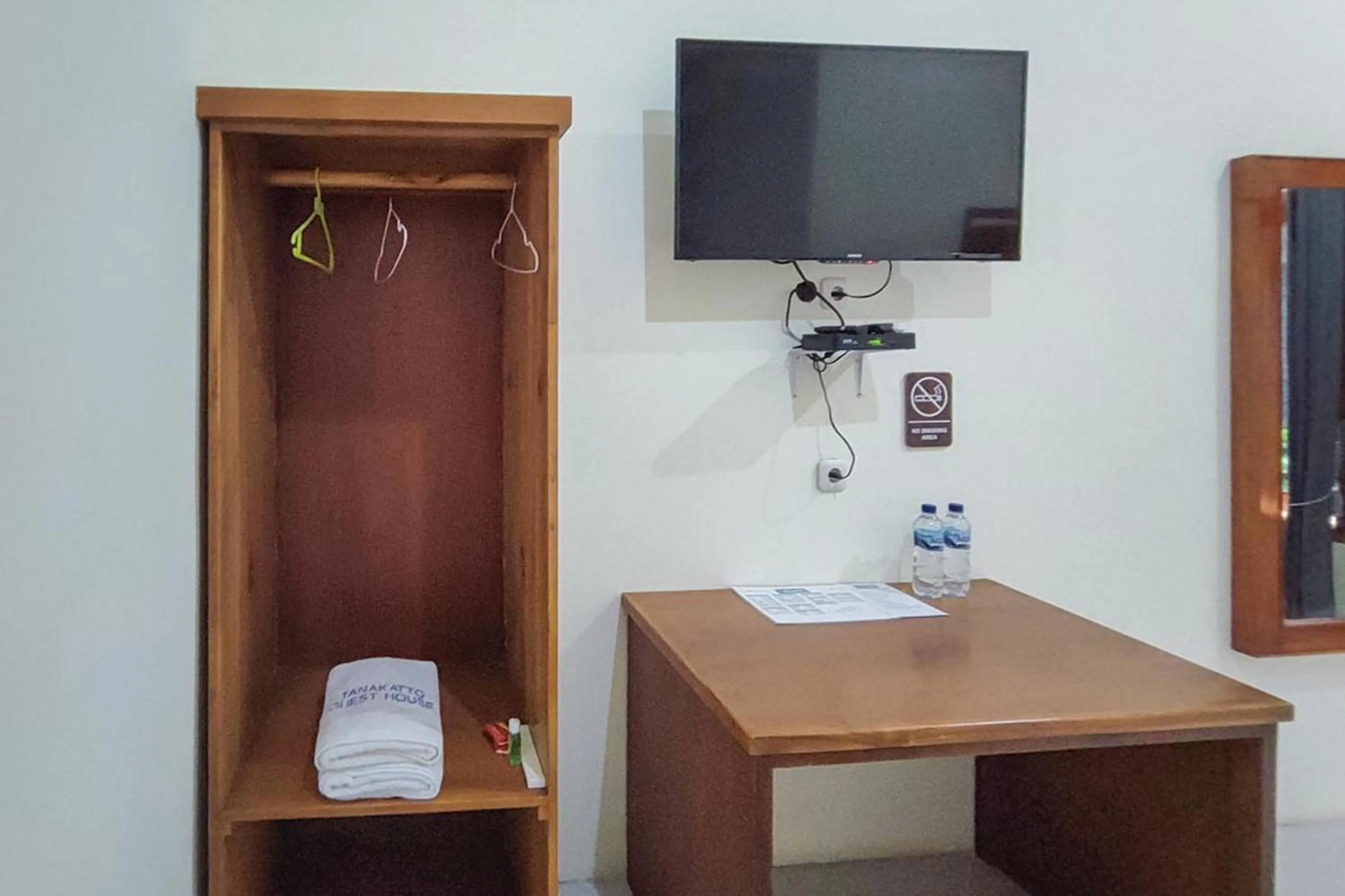 TV and multimedia in RedDoorz at Tanakatto Homestay Waikabubak