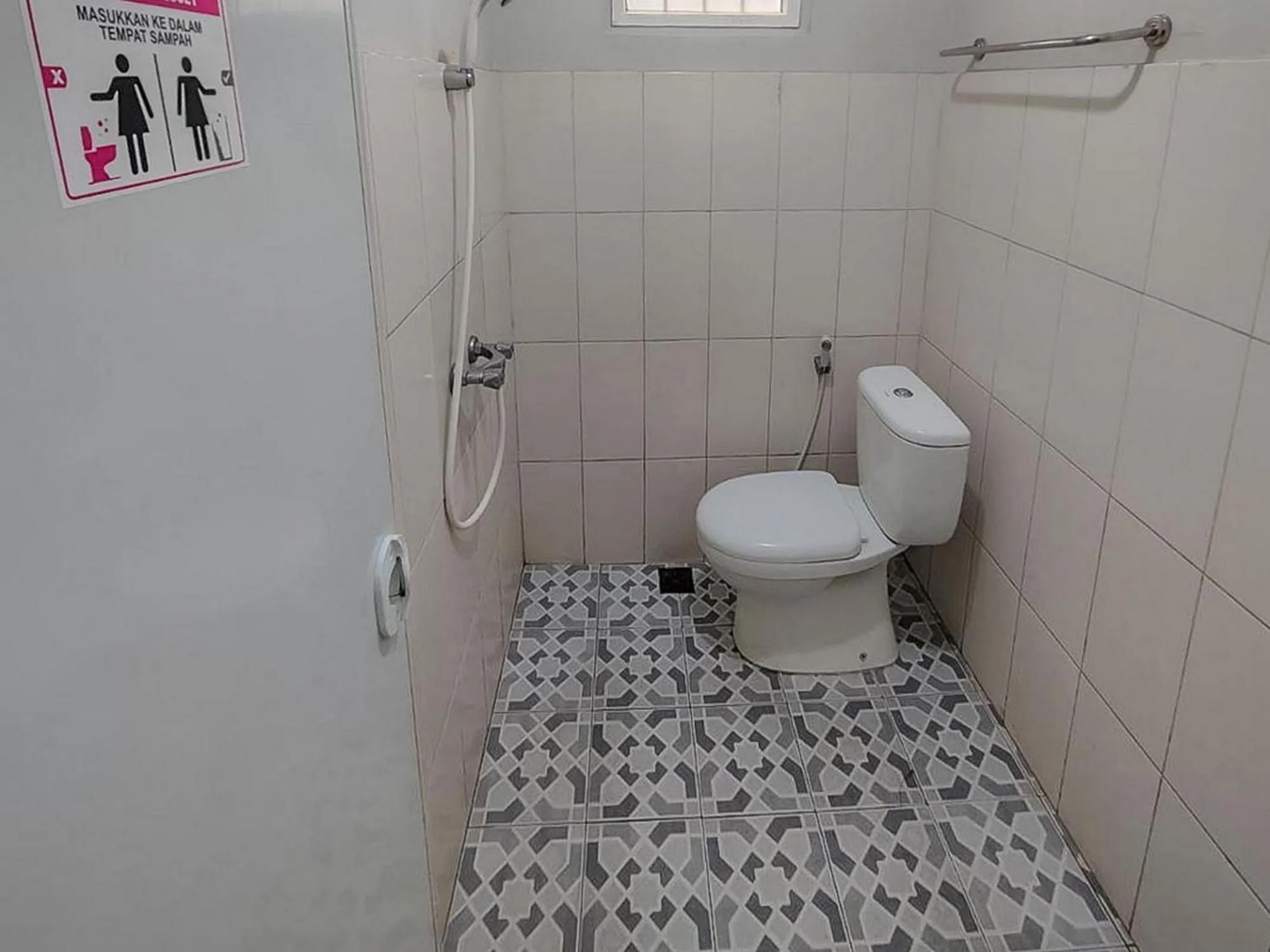 Bathroom in RedDoorz near Alun Alun Batu 2