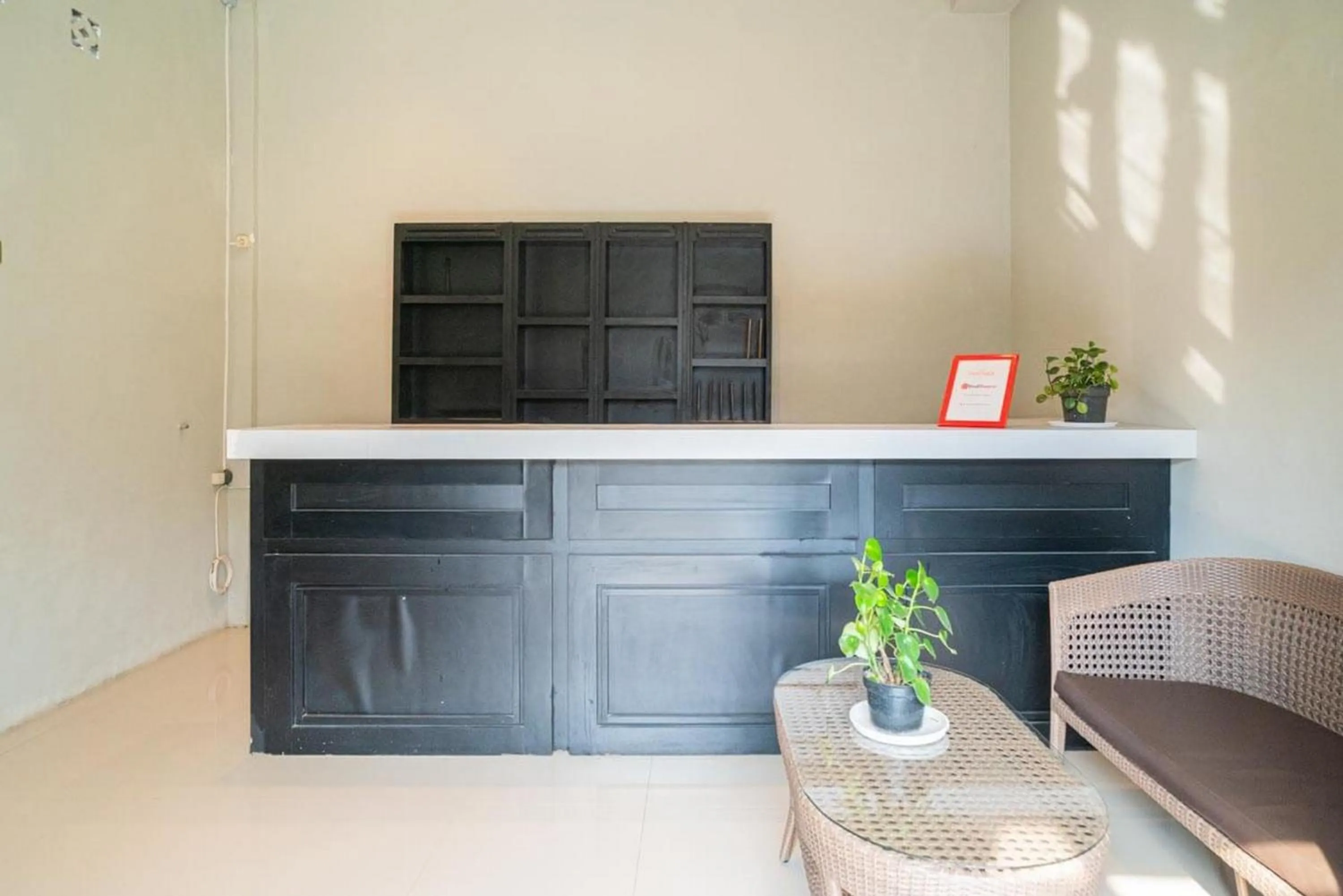 Lobby or reception in RedDoorz near Wisata Paribendo Lawang