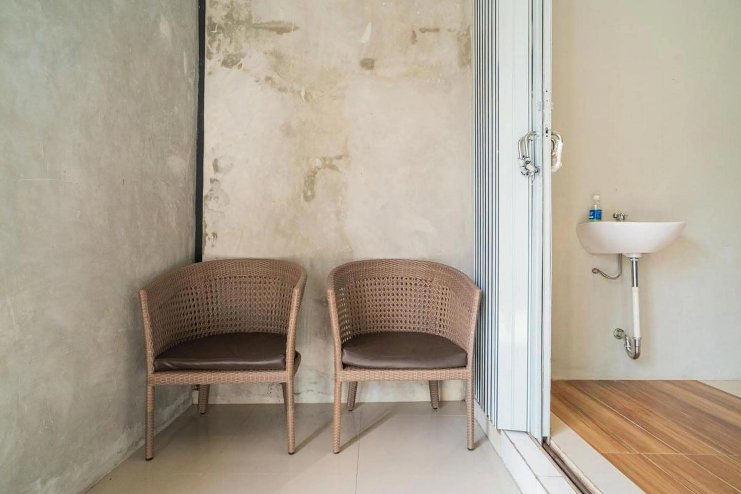 Seating area in RedDoorz near Wisata Paribendo Lawang