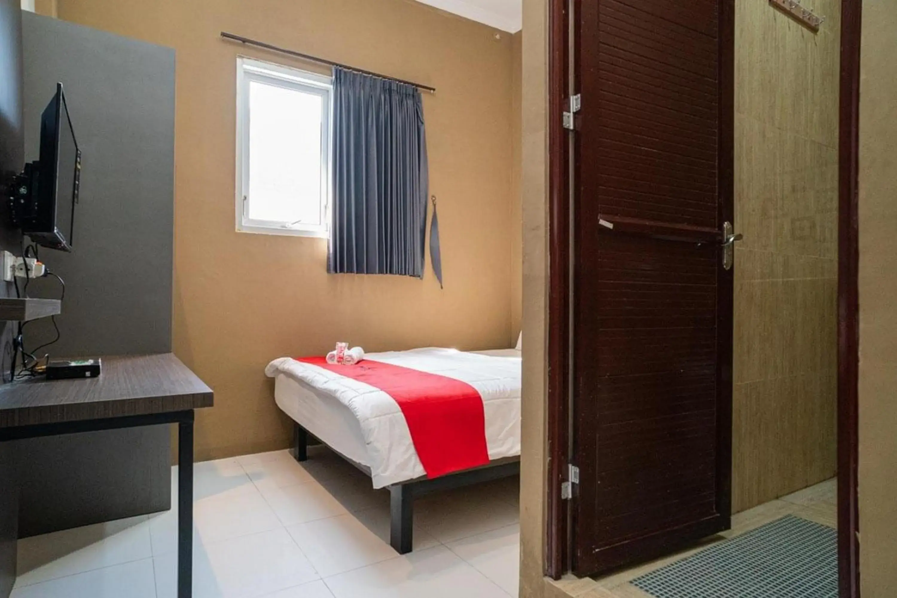 Bedroom, Bed in RedDoorz near Wisata Paribendo Lawang Bedroom, Bed in RedDoorz near Wisata Paribendo Lawang