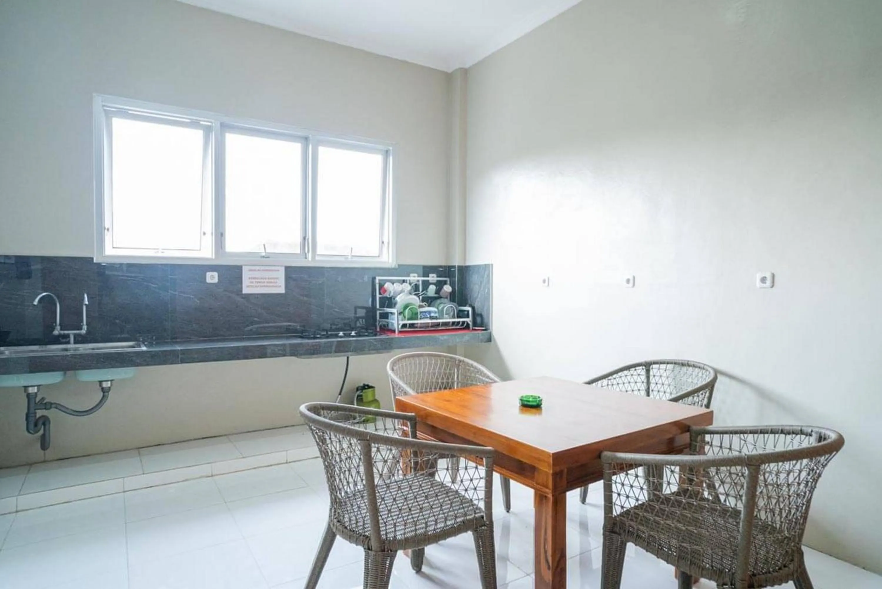 Kitchen or kitchenette in RedDoorz near Wisata Paribendo Lawang