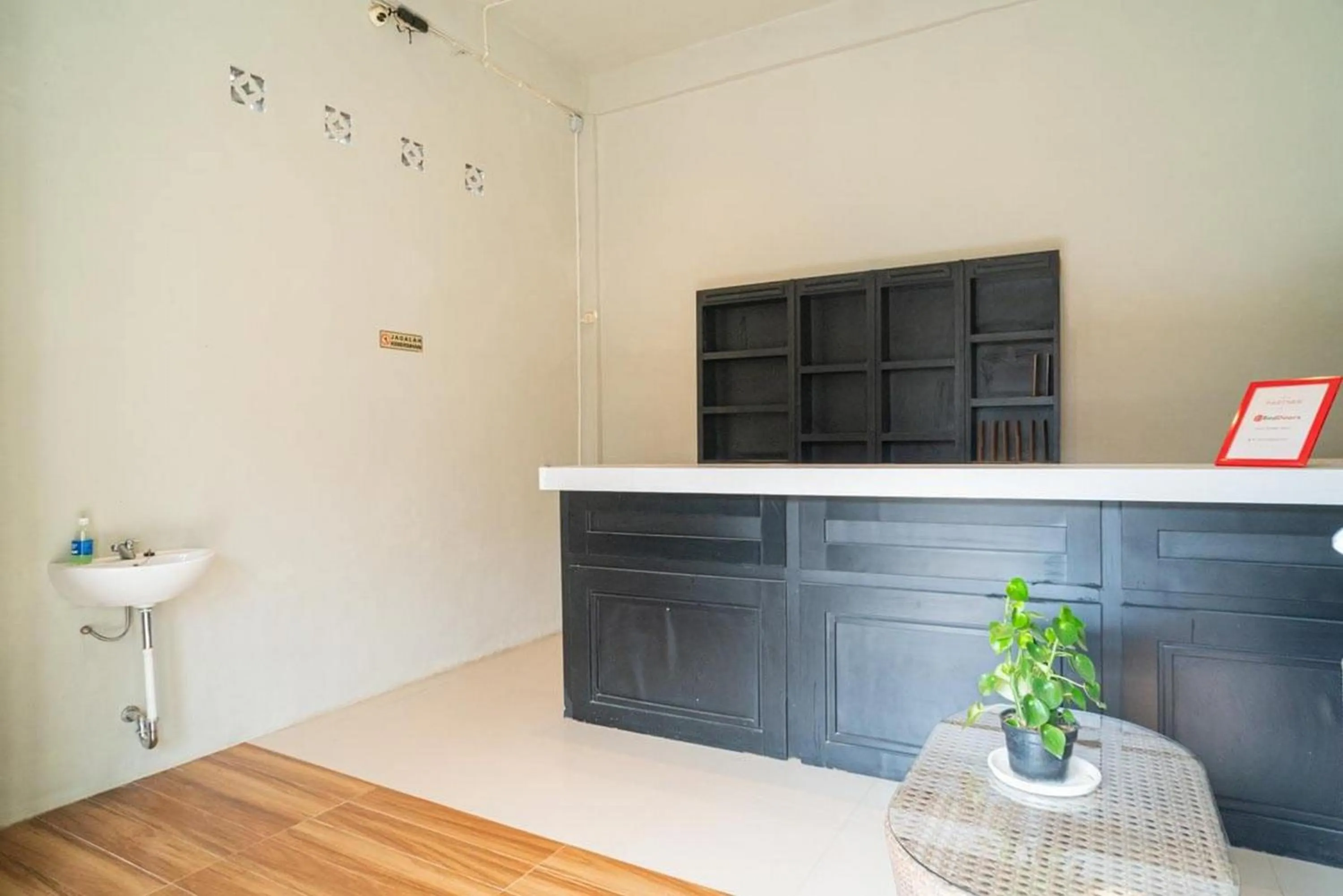 Lobby or reception in RedDoorz near Wisata Paribendo Lawang