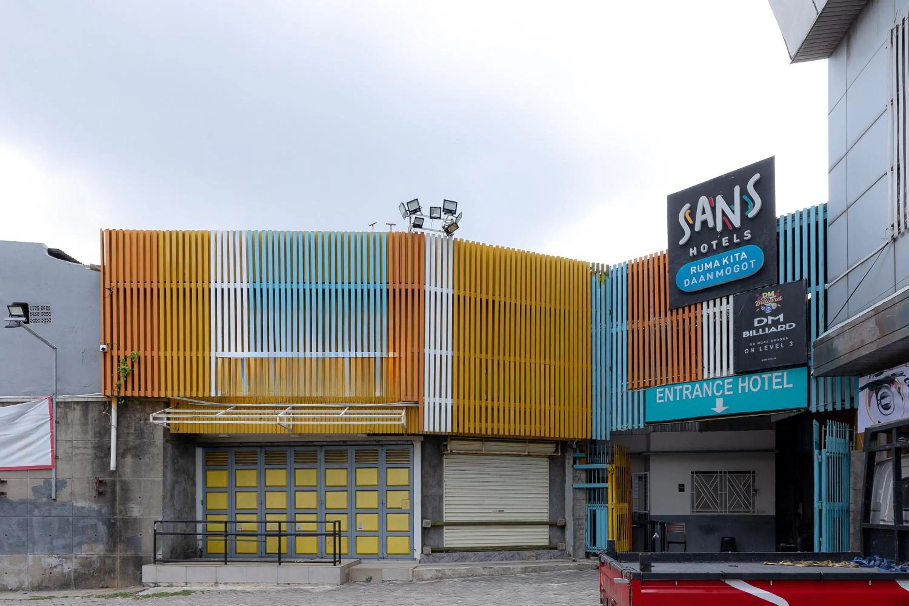 Property building in Sans Hotel Rumah Kita Daan Mogot by RedDoorz