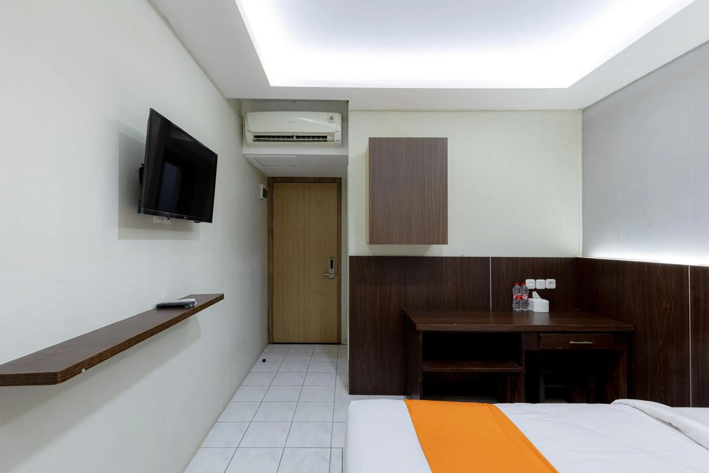 TV and multimedia, Bed in Sans Hotel Rumah Kita Daan Mogot by RedDoorz