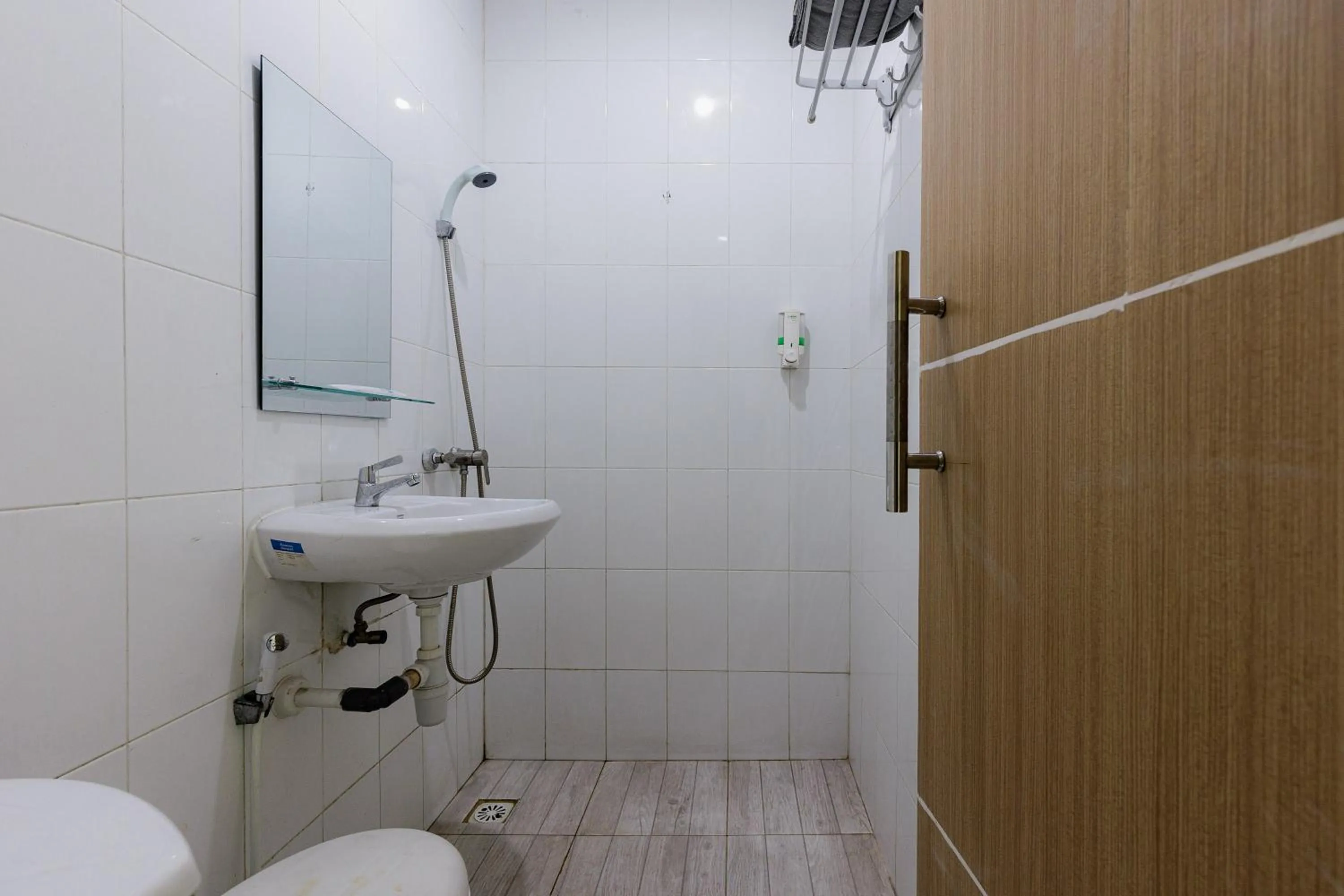 Bathroom in Sans Hotel Rumah Kita Daan Mogot by RedDoorz