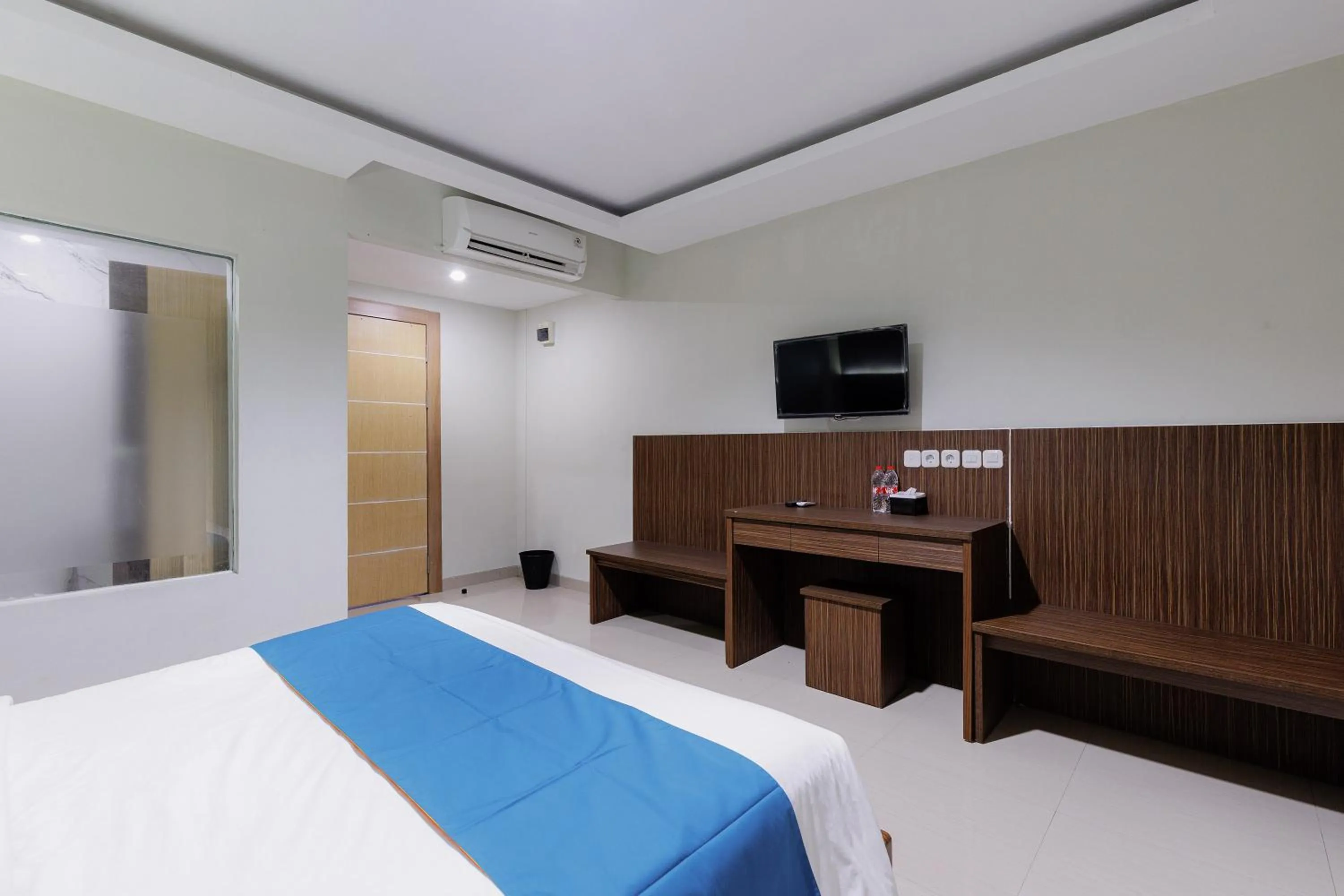 Bedroom, Bed in Sans Hotel Rumah Kita Daan Mogot by RedDoorz