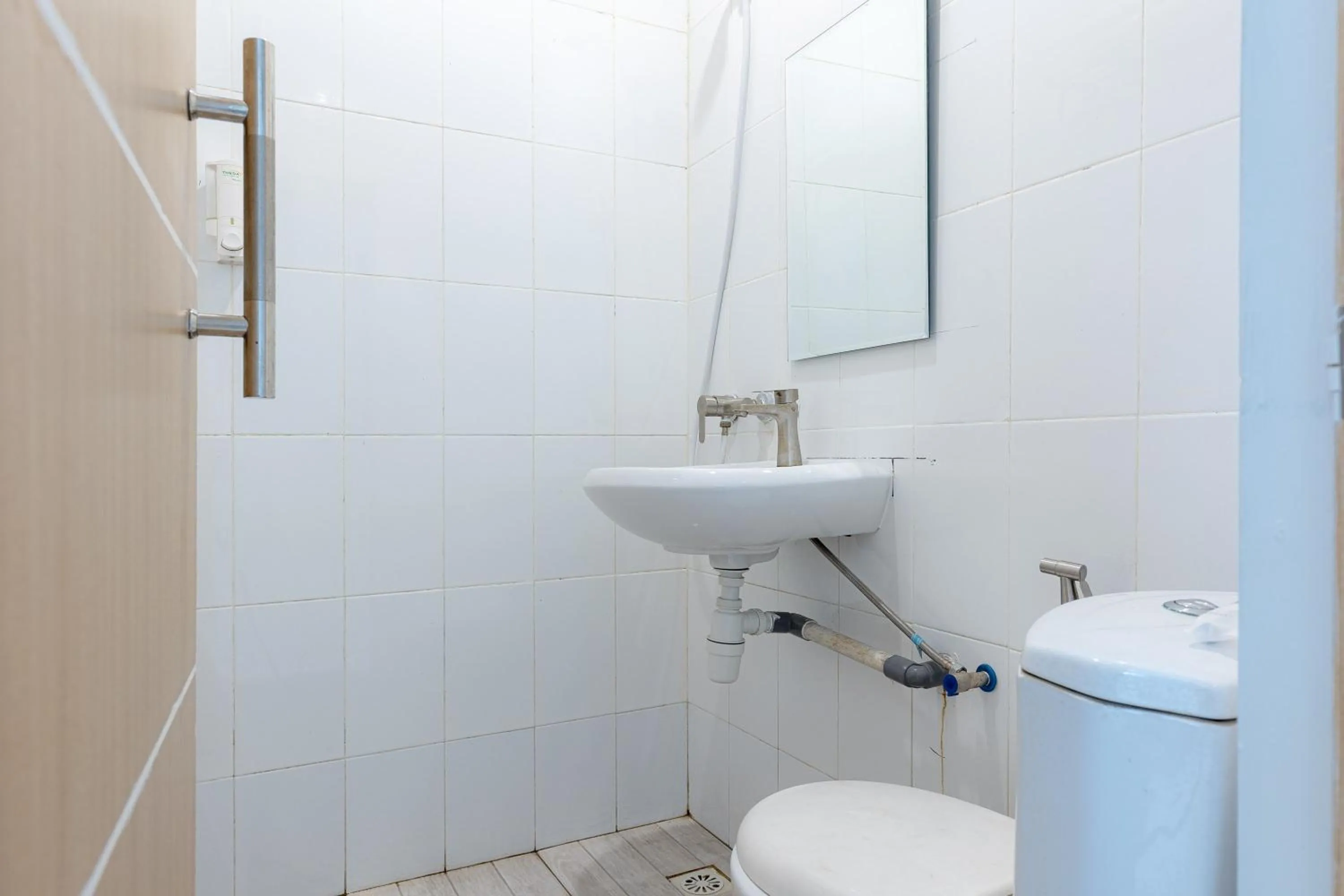 Bathroom in Sans Hotel Rumah Kita Daan Mogot by RedDoorz