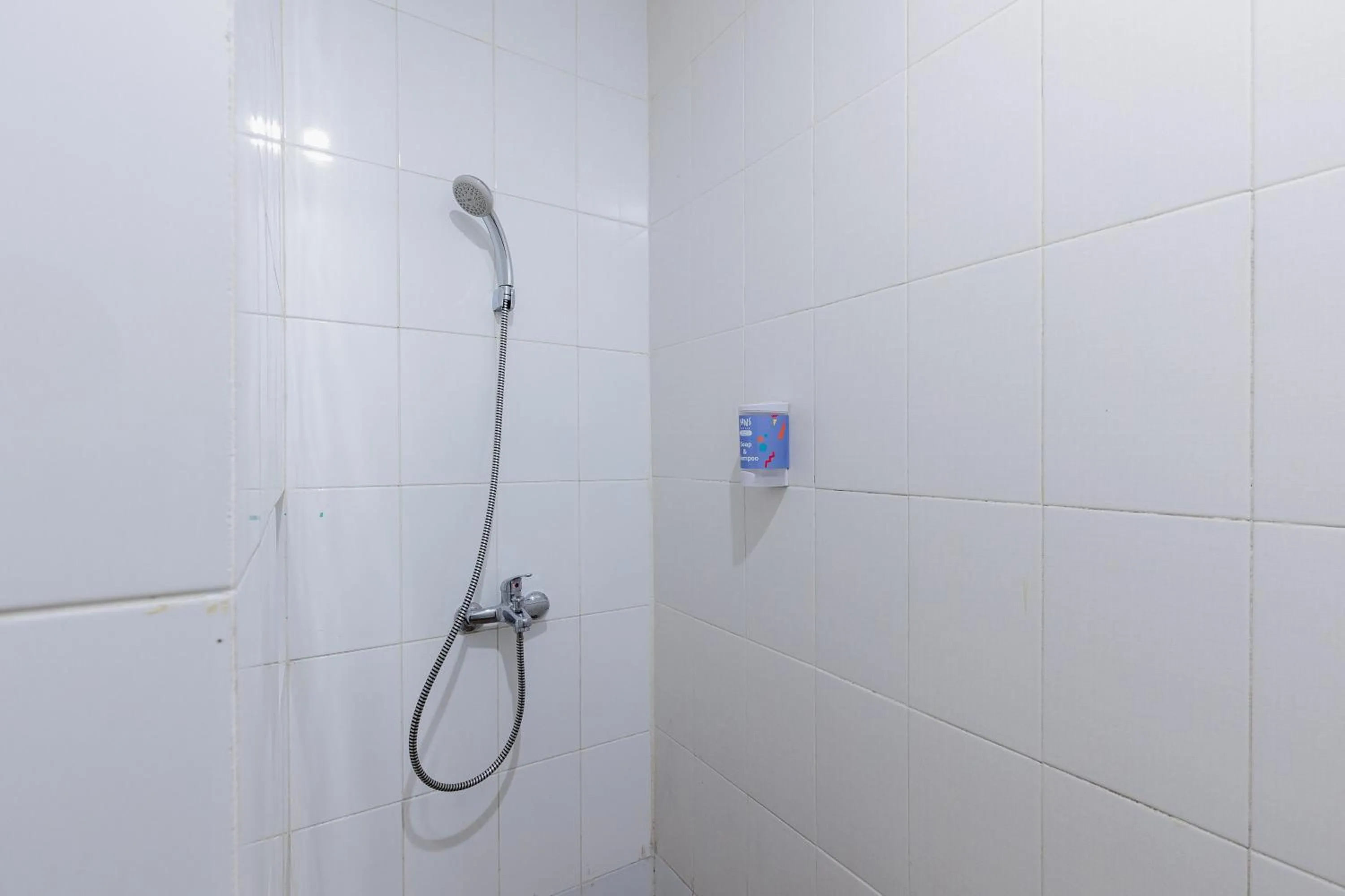 Bathroom in Sans Hotel Rumah Kita Daan Mogot by RedDoorz