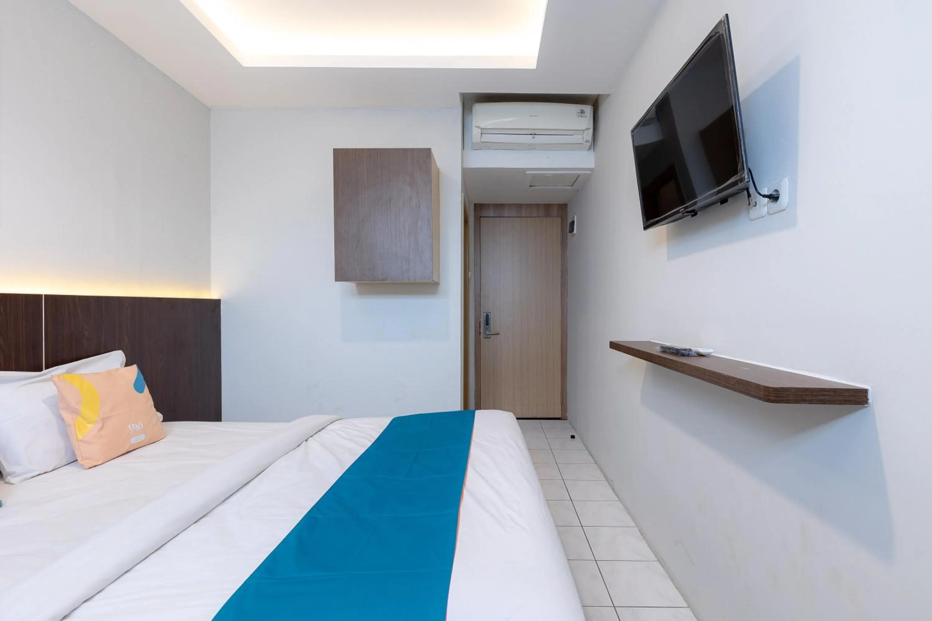 Bedroom, Bed in Sans Hotel Rumah Kita Daan Mogot by RedDoorz