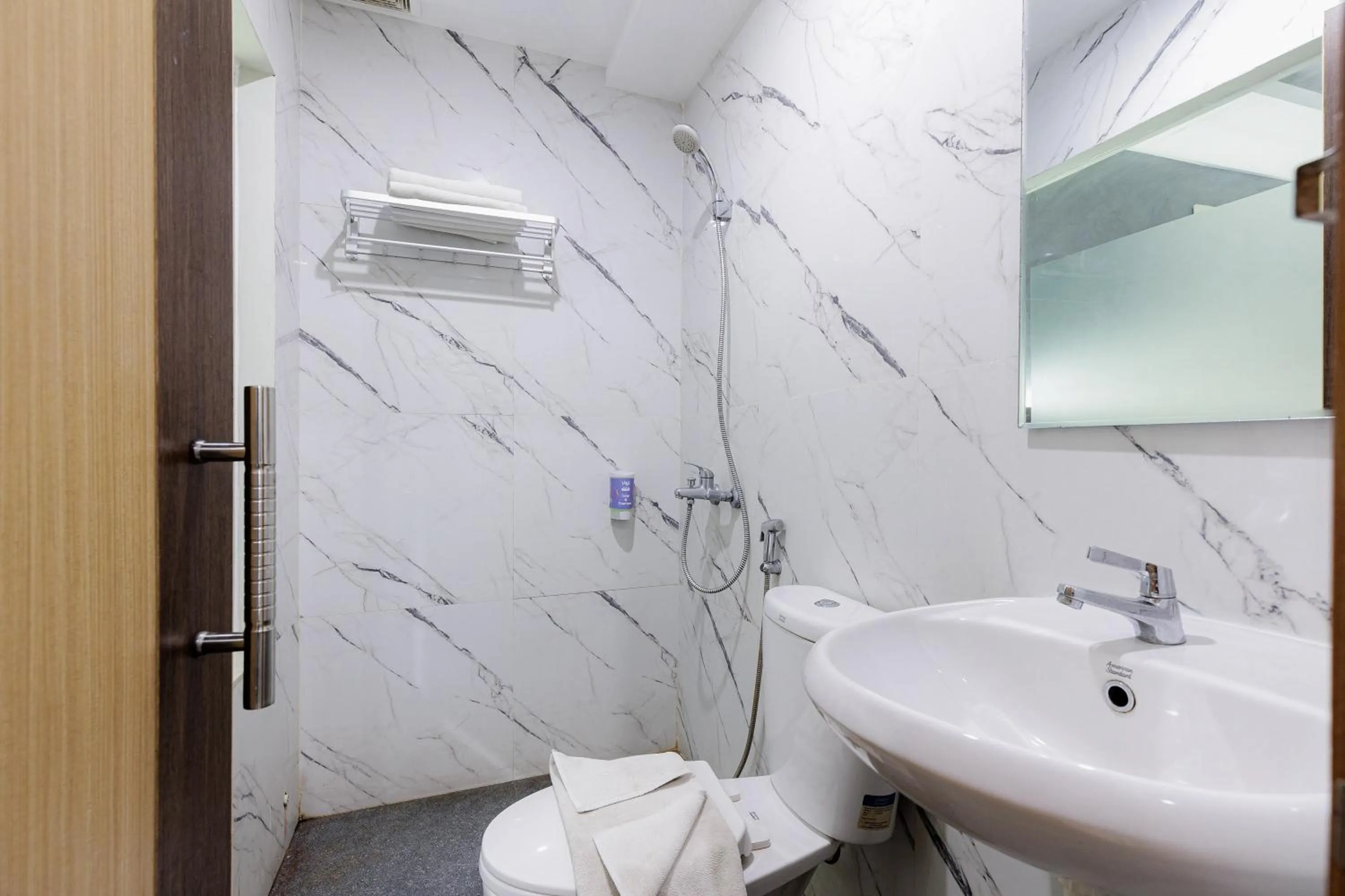 Bathroom in Sans Hotel Rumah Kita Daan Mogot by RedDoorz