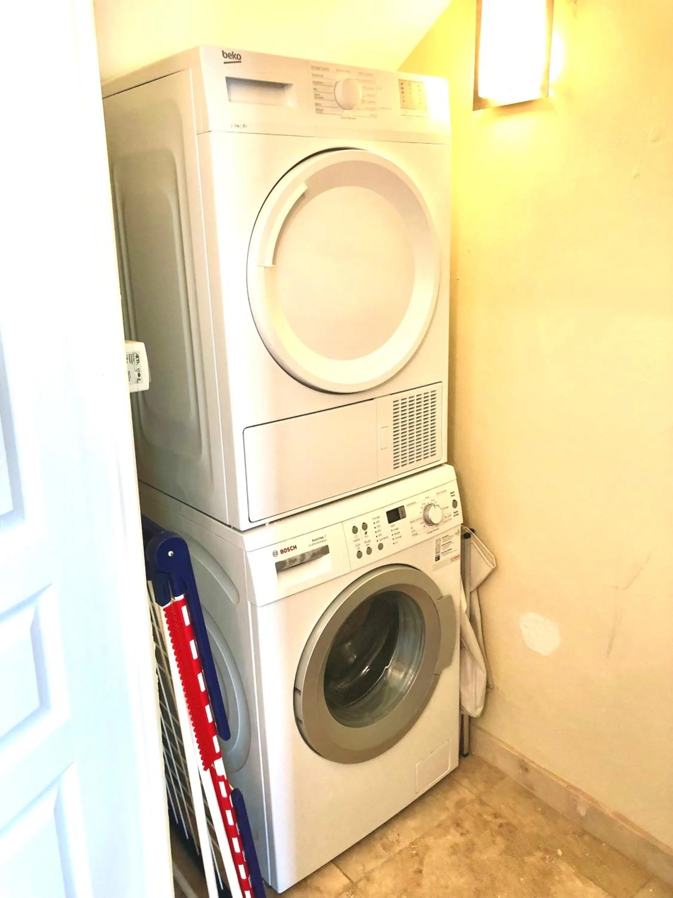 washing machine in Villa Montfleuri, vieille ville à pieds, vue mer, piscine, 8 pers