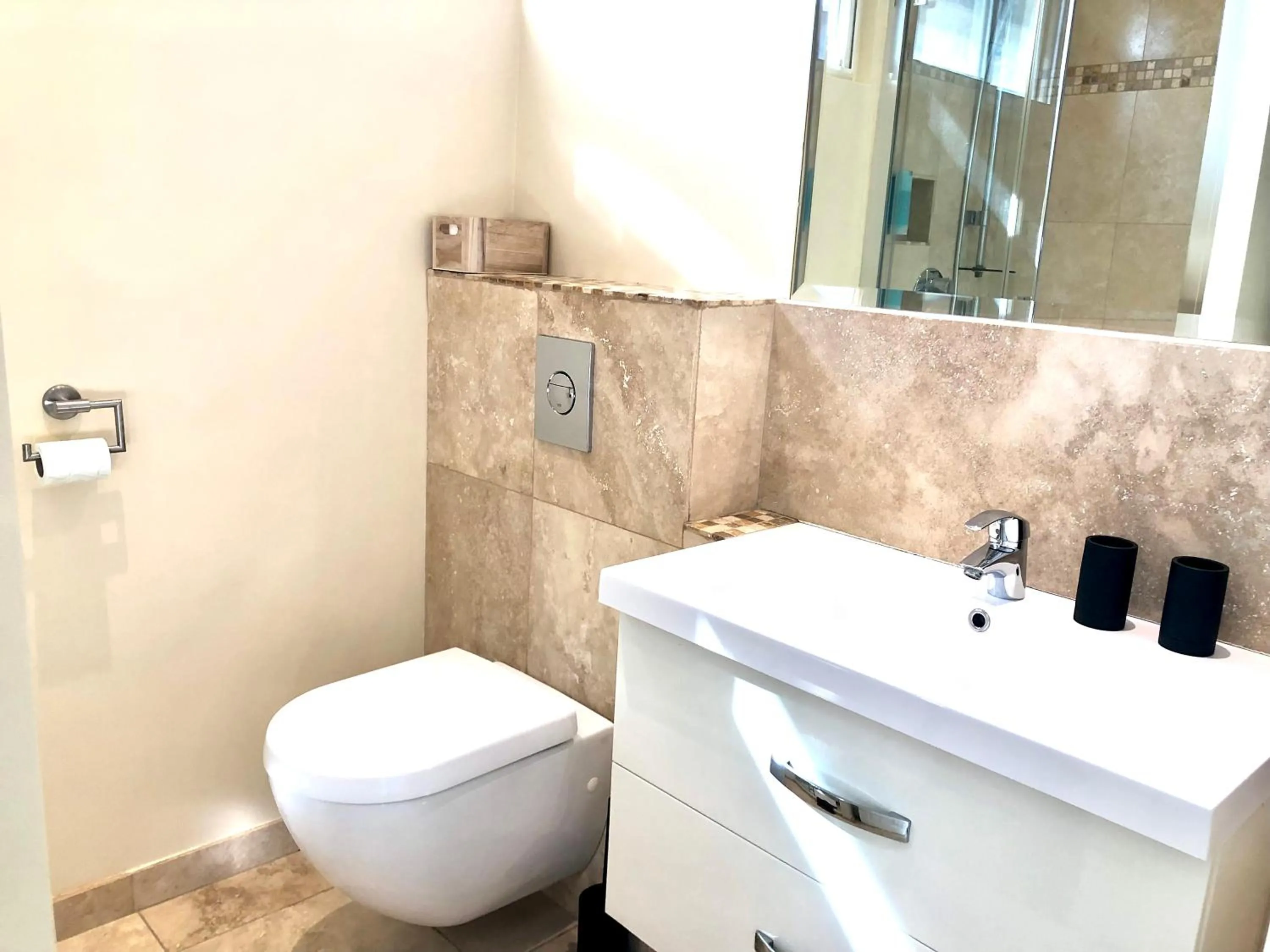 Shower in Villa Montfleuri, vieille ville à pieds, vue mer, piscine, 8 pers