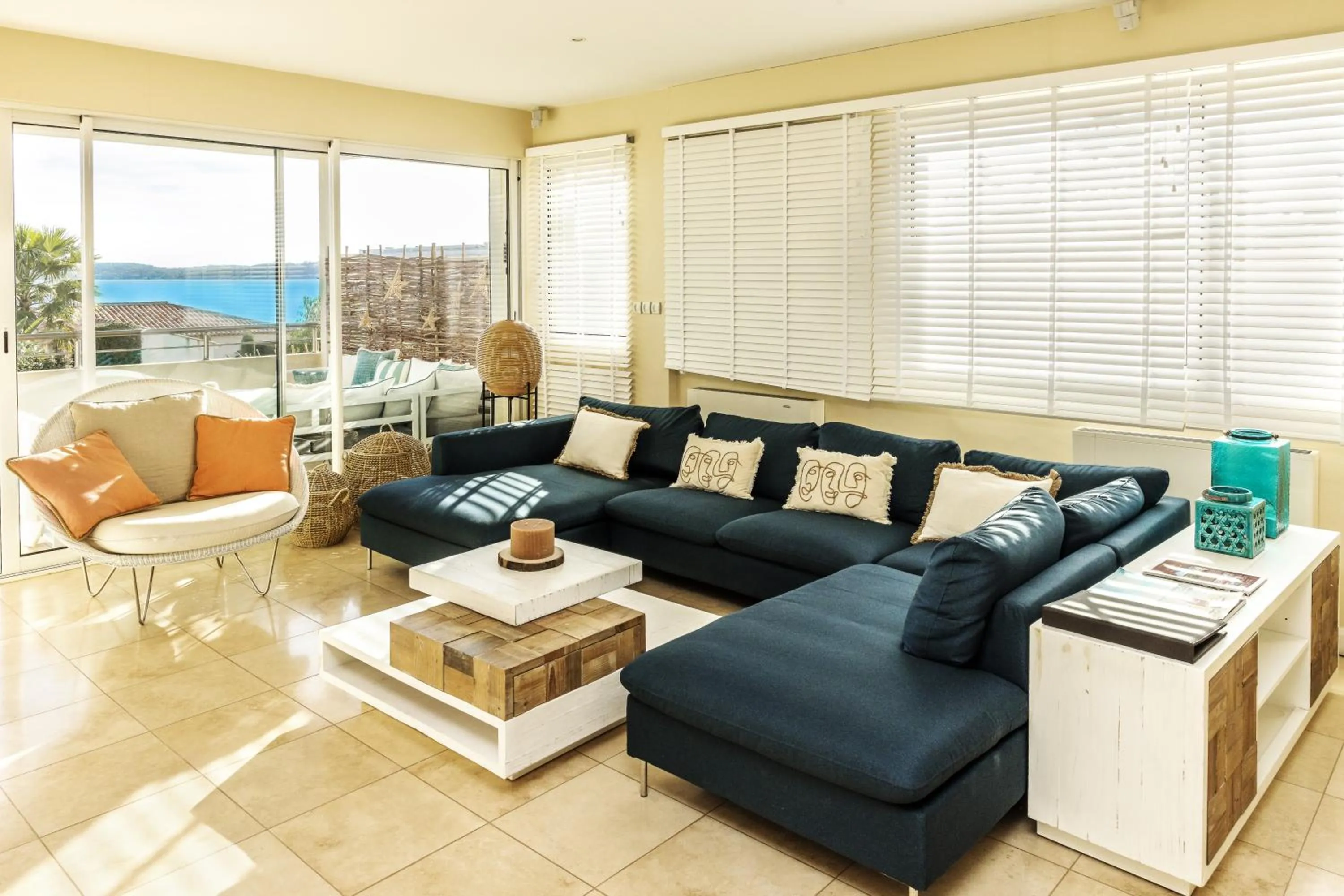 Living room in Villa Montfleuri, vieille ville à pieds, vue mer, piscine, 8 pers
