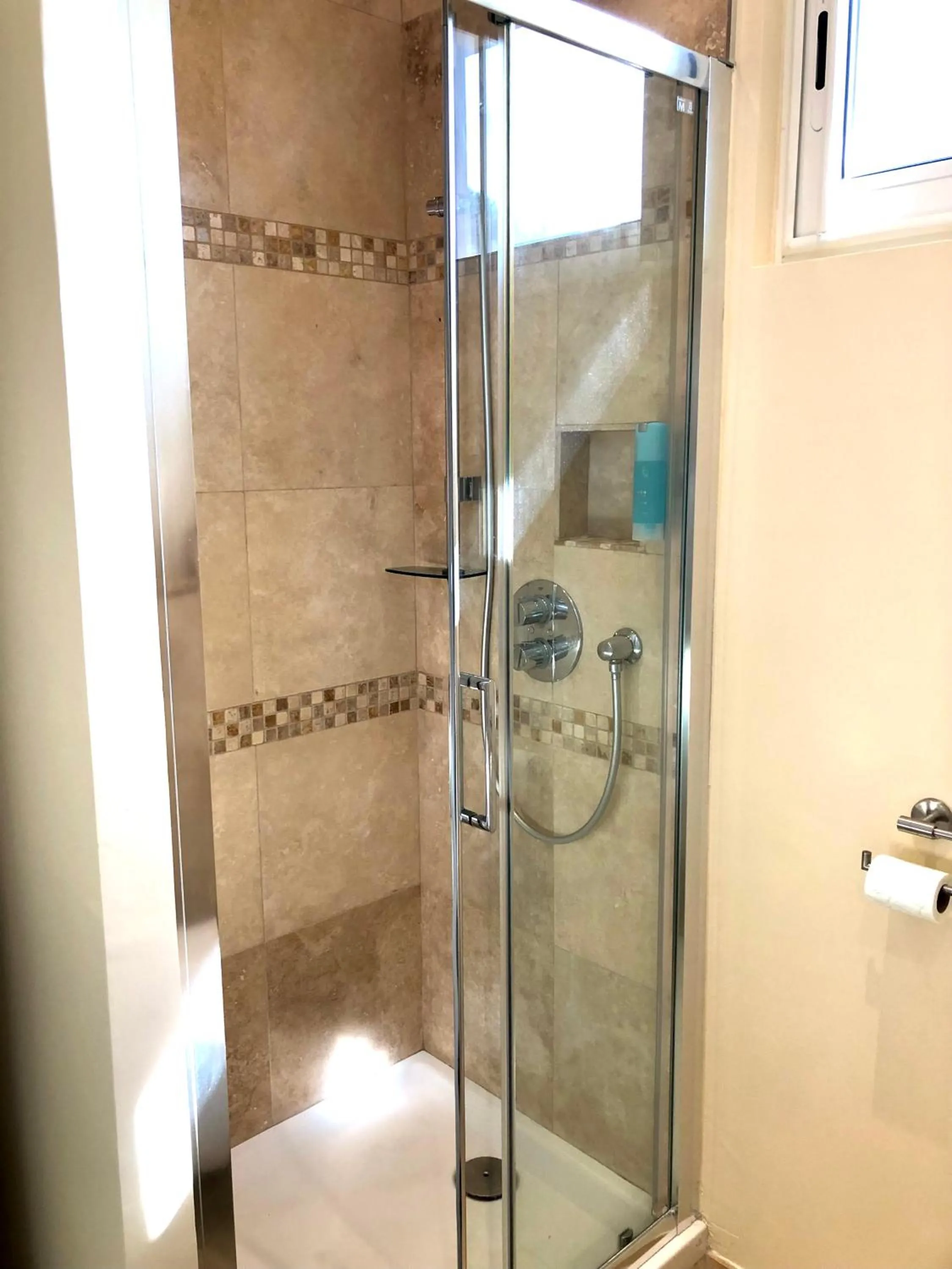 Shower in Villa Montfleuri, vieille ville à pieds, vue mer, piscine, 8 pers