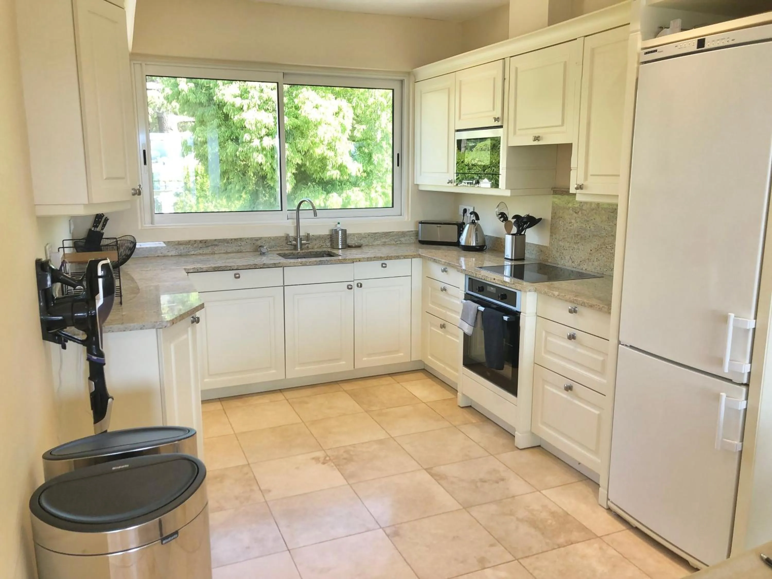 Kitchen or kitchenette in Villa Montfleuri, vieille ville à pieds, vue mer, piscine, 8 pers