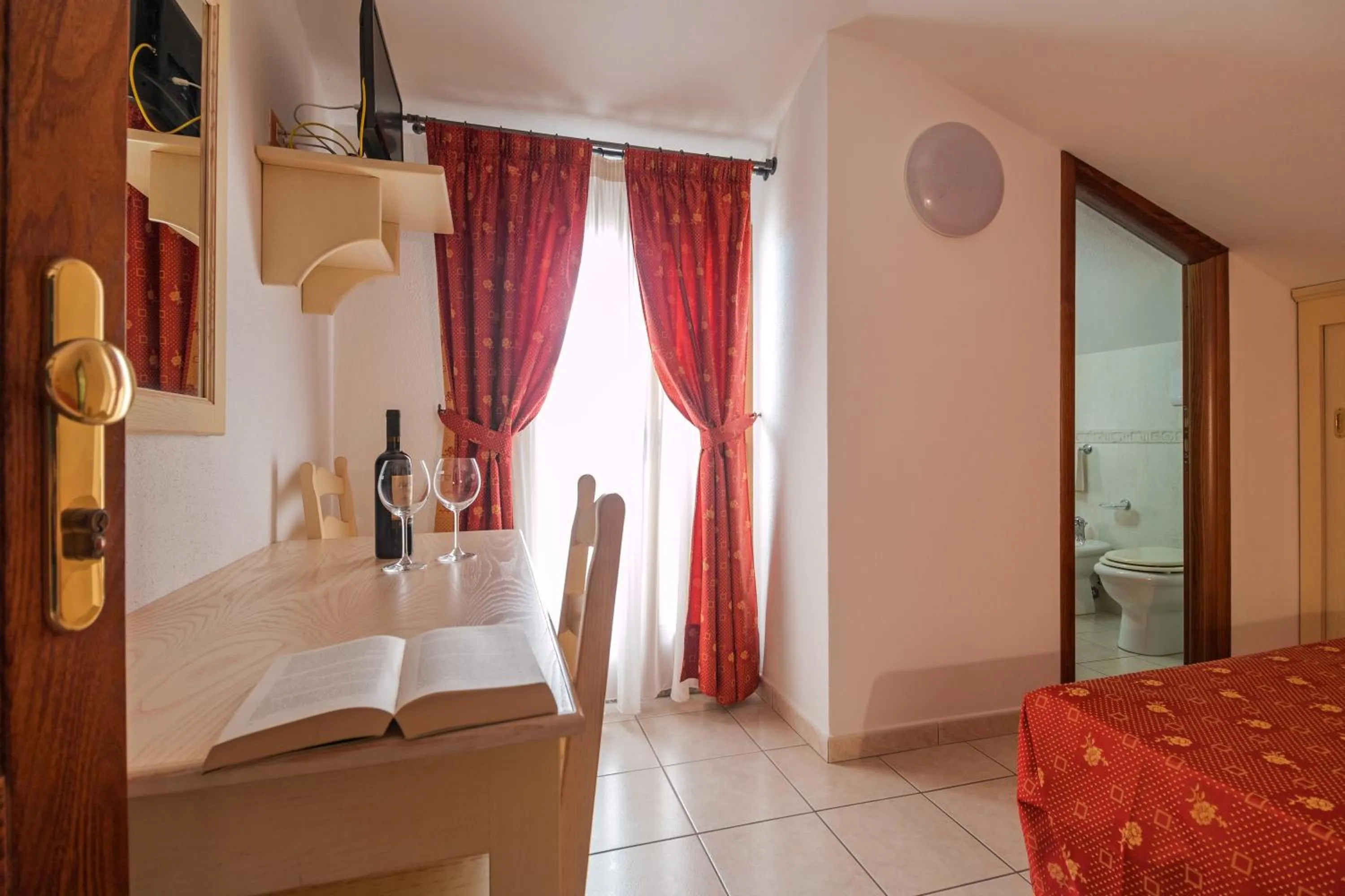 Photo of the whole room, Bed in Hotel San Francisco