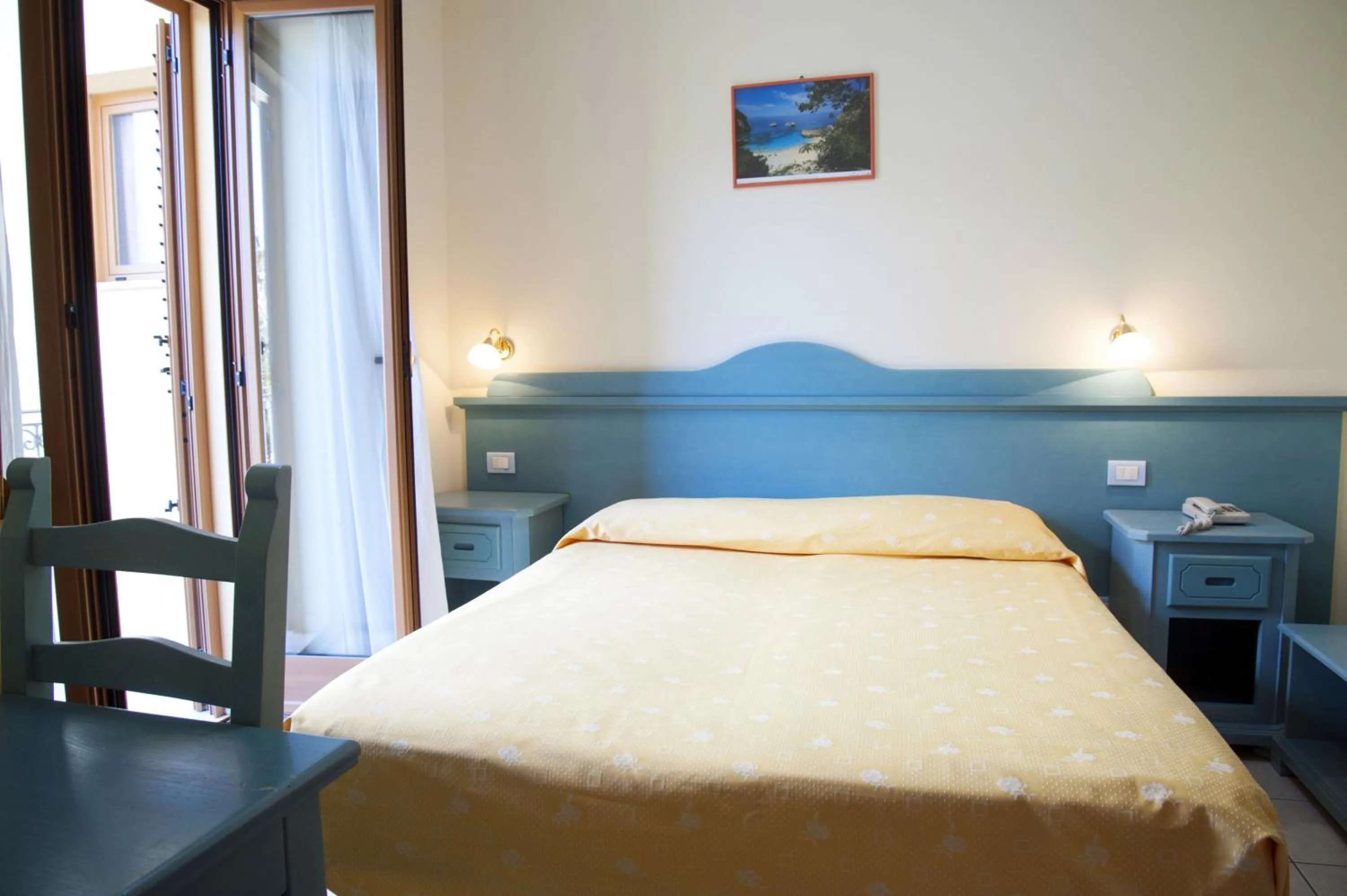 Photo of the whole room, Bed in Hotel San Francisco