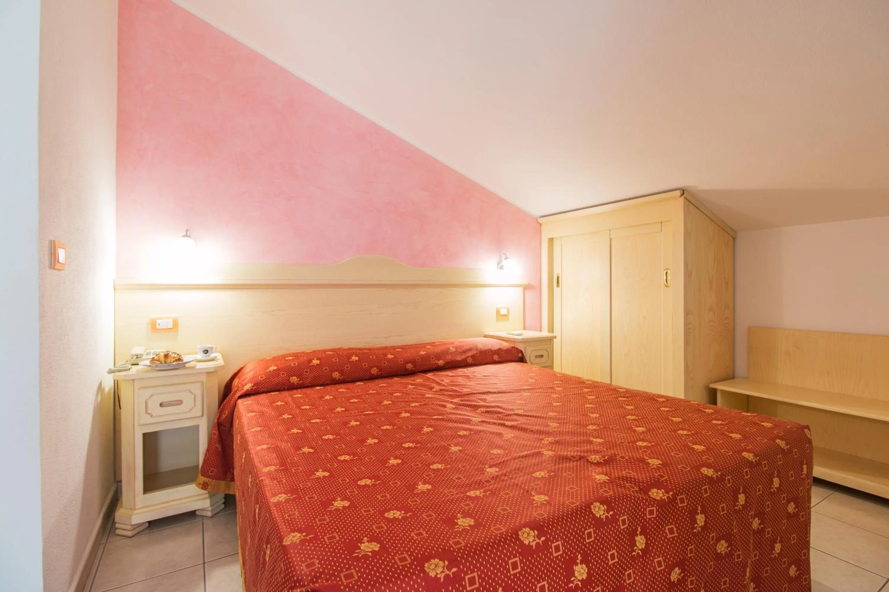 Photo of the whole room, Bed in Hotel San Francisco