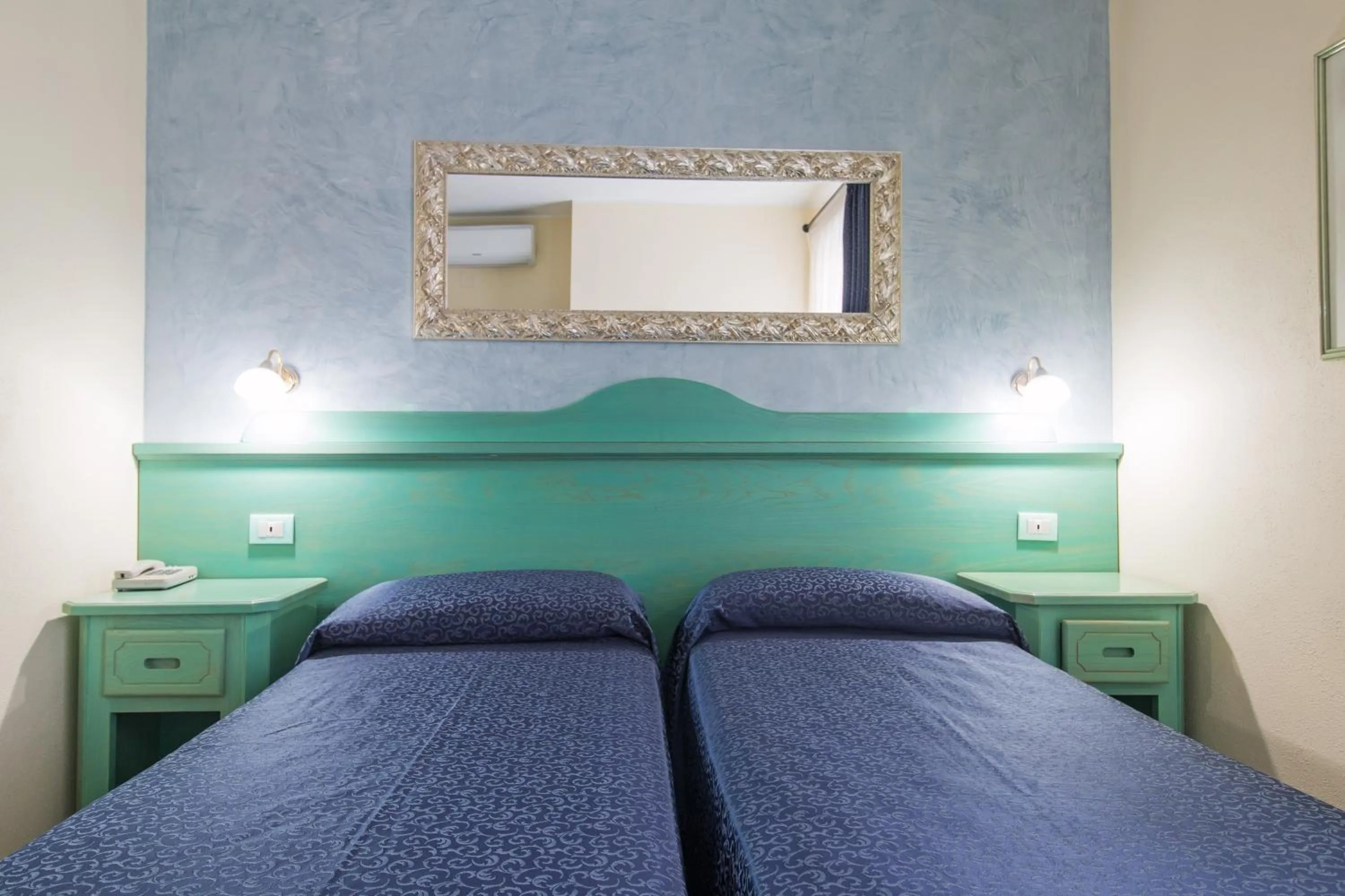 Photo of the whole room, Bed in Hotel San Francisco