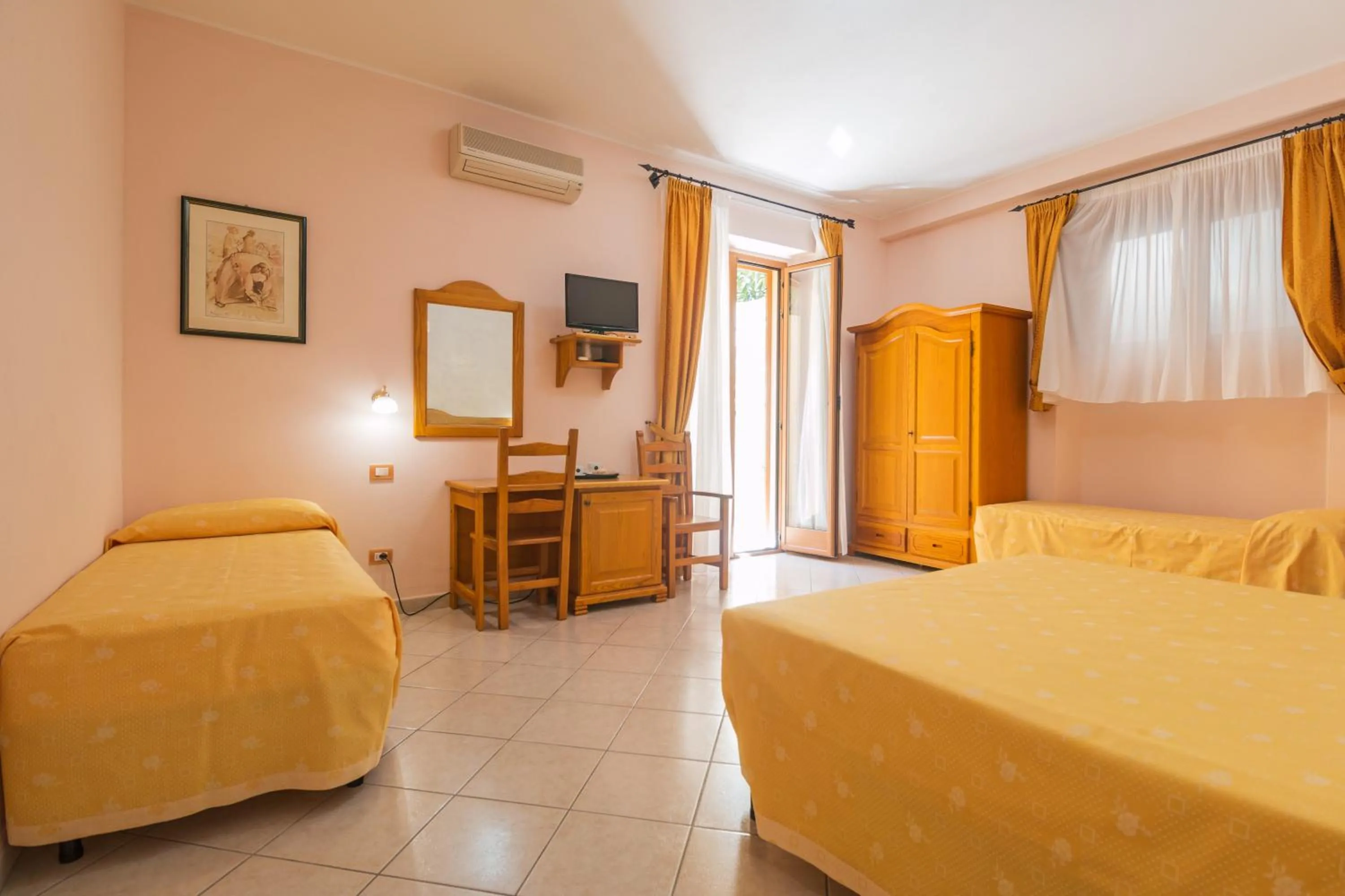 Photo of the whole room, Bed in Hotel San Francisco